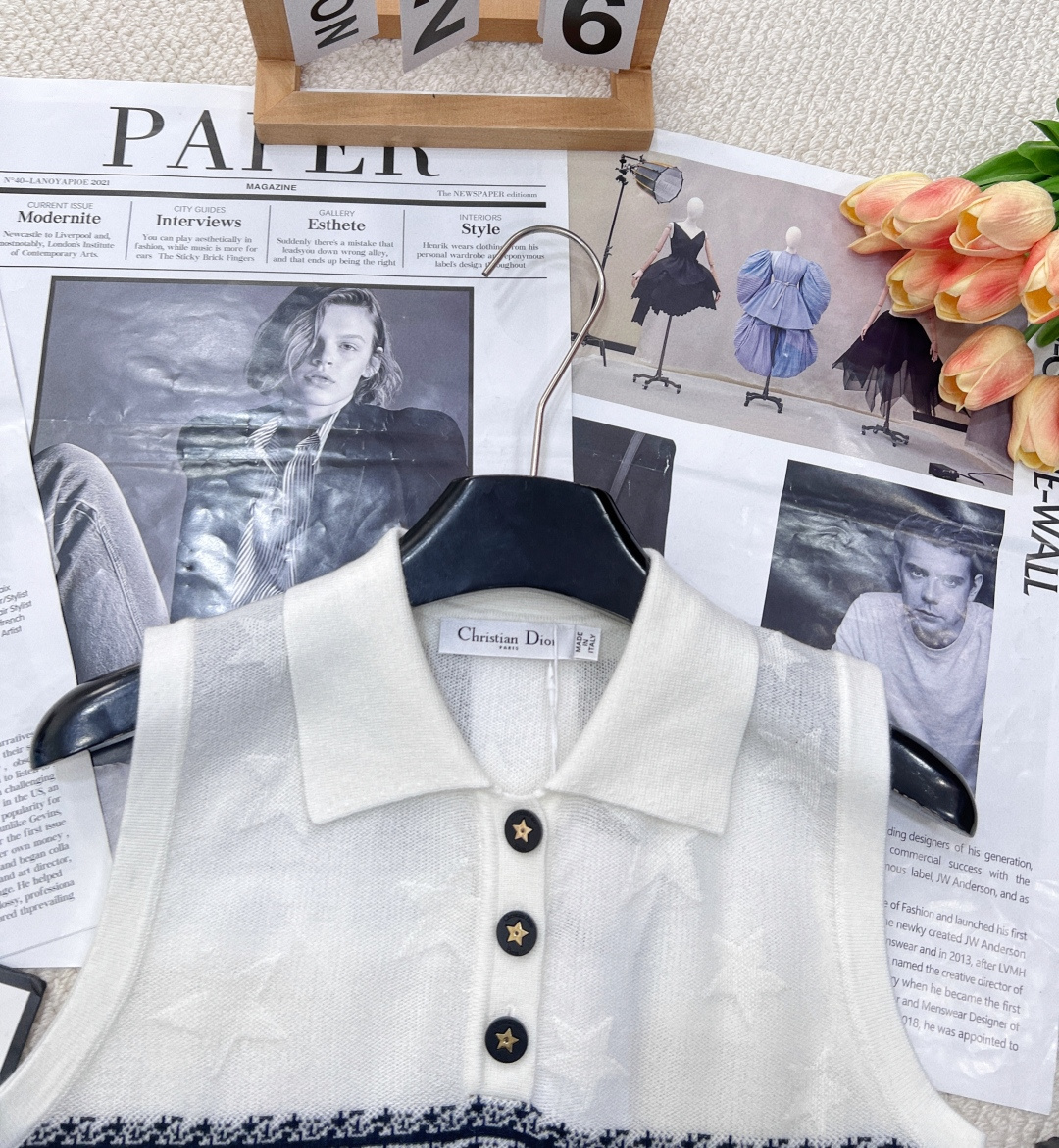 🆕 dior春夏新款翻领撞色提花针织背心满五角星⭐️提花设计，气质百搭，高级感十足。经典不挑人上身超显瘦