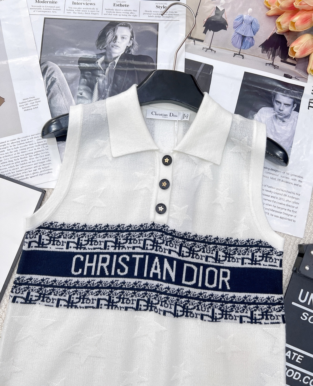 🆕 dior春夏新款翻领撞色提花针织背心满五角星⭐️提花设计，气质百搭，高级感十足。经典不挑人上身超显瘦