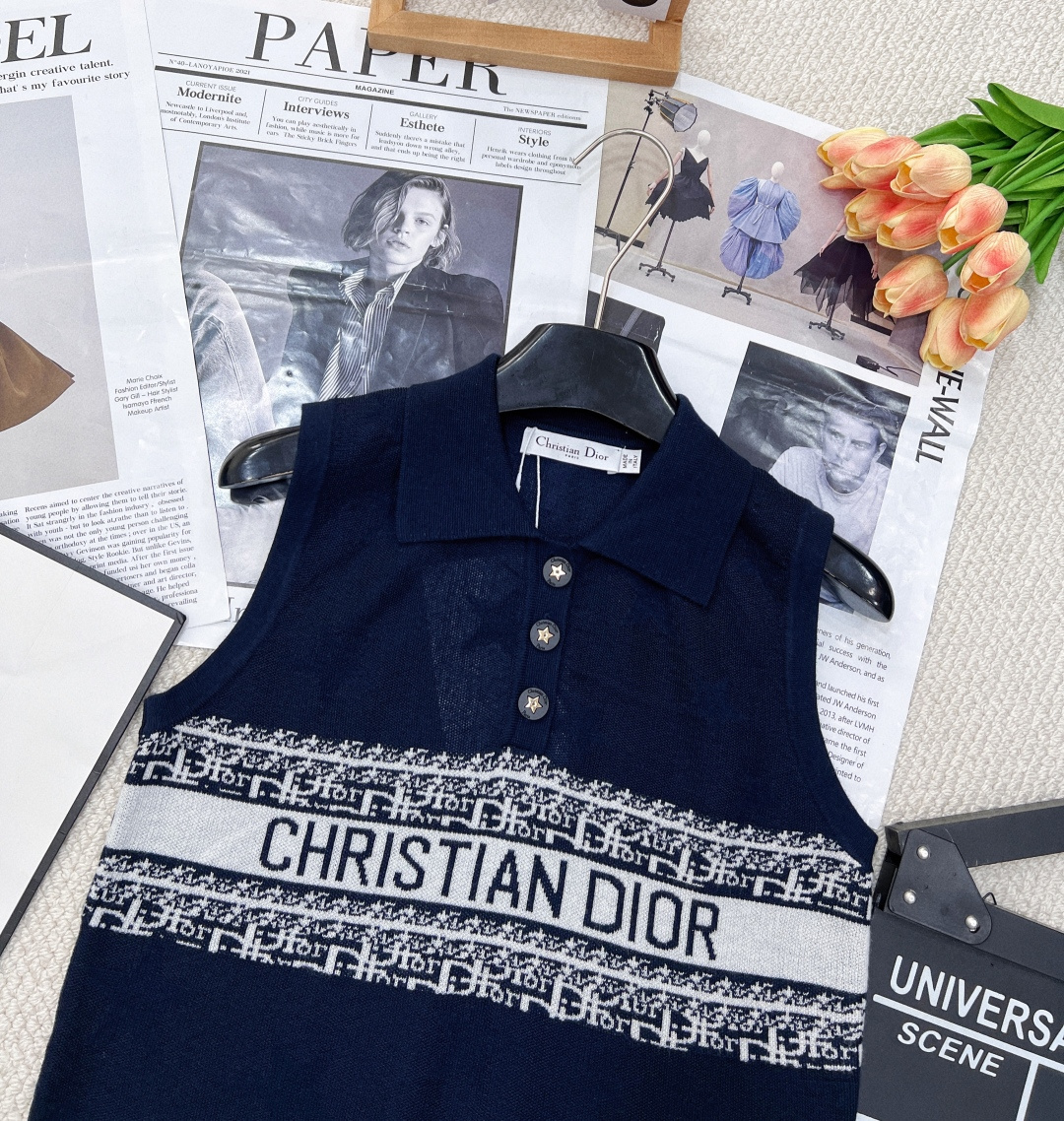 🆕 dior春夏新款翻领撞色提花针织背心满五角星⭐️提花设计，气质百搭，高级感十足。经典不挑人上身超显瘦