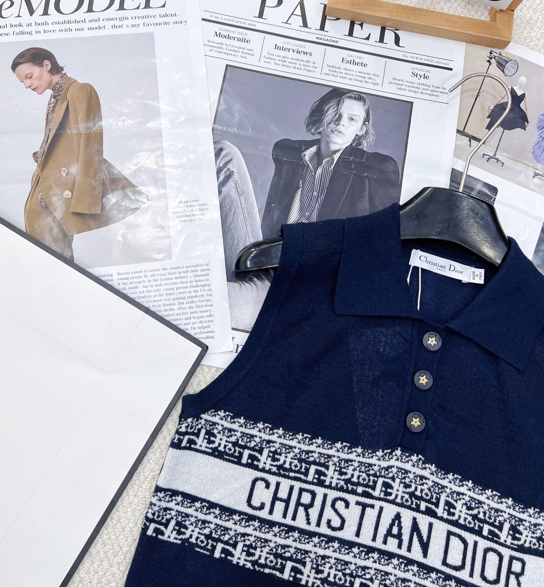 🆕 dior春夏新款翻领撞色提花针织背心满五角星⭐️提花设计，气质百搭，高级感十足。经典不挑人上身超显瘦