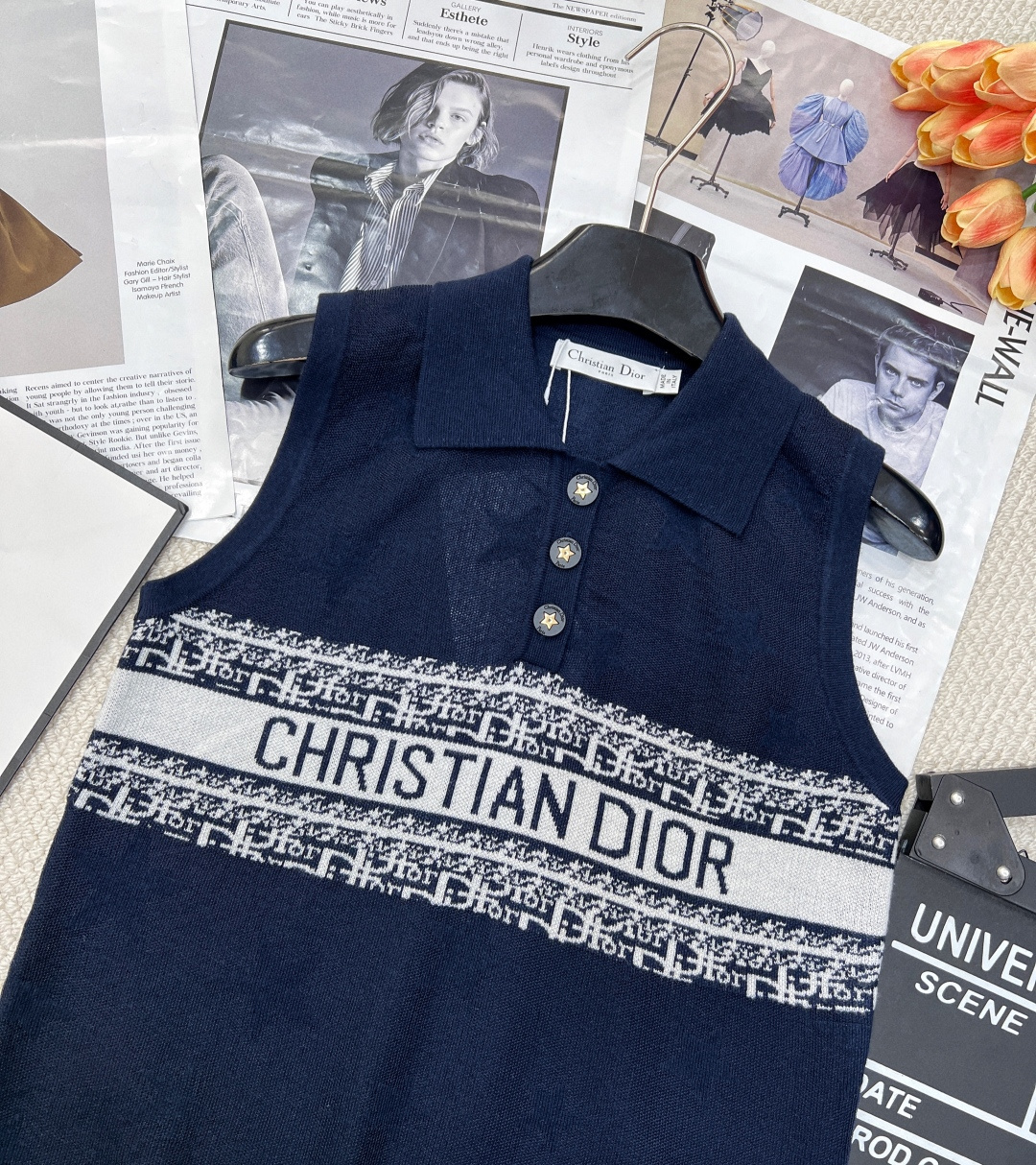 🆕 dior春夏新款翻领撞色提花针织背心满五角星⭐️提花设计，气质百搭，高级感十足。经典不挑人上身超显瘦