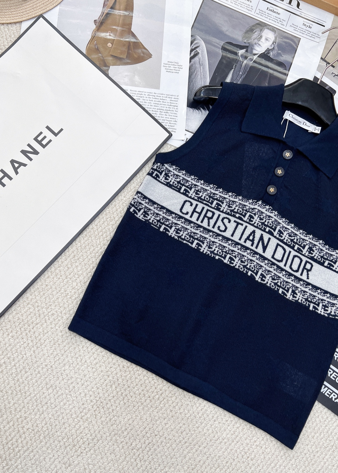 🆕 dior春夏新款翻领撞色提花针织背心满五角星⭐️提花设计，气质百搭，高级感十足。经典不挑人上身超显瘦