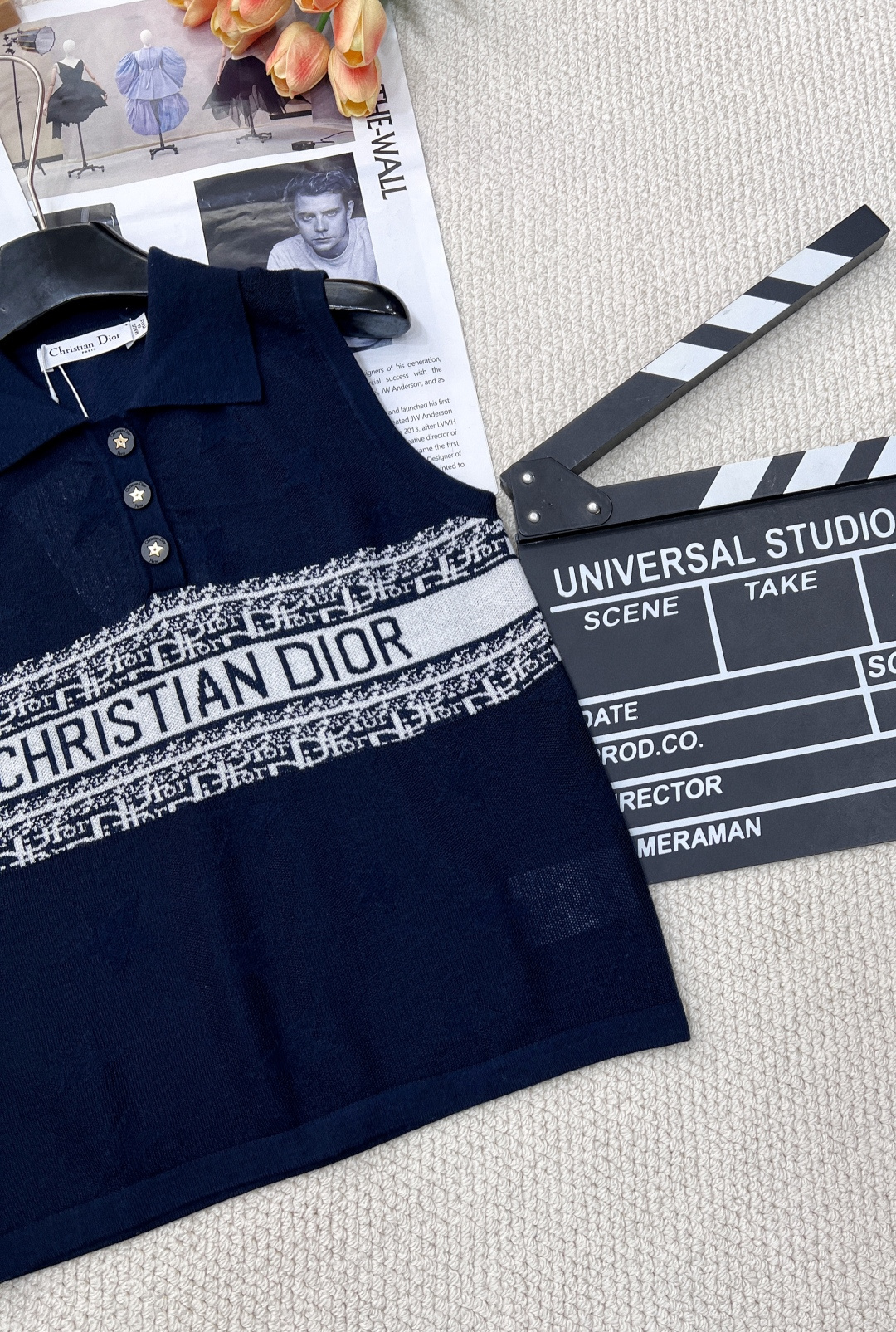 🆕 dior春夏新款翻领撞色提花针织背心满五角星⭐️提花设计，气质百搭，高级感十足。经典不挑人上身超显瘦