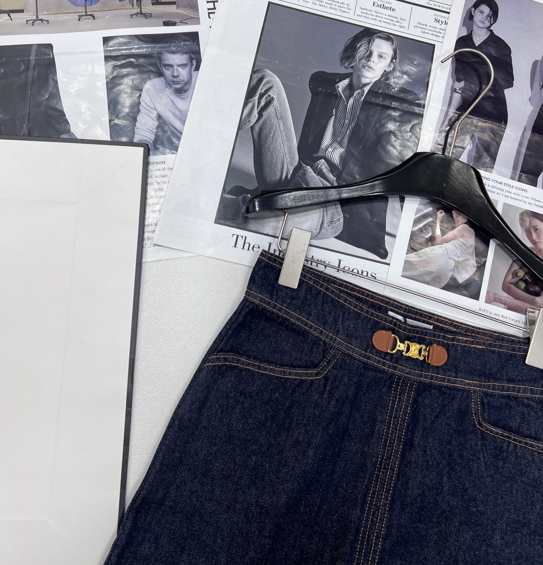 🆕CELINESS新款进口丹宁不掉色纯棉面料牛仔短裙，简约前腰中赛琳金属皮标让品牌格调直接拉满，侧方拉链