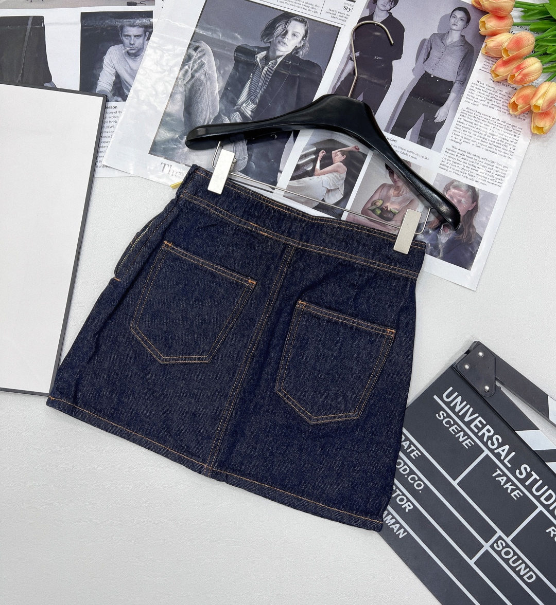 🆕CELINESS新款进口丹宁不掉色纯棉面料牛仔短裙，简约前腰中赛琳金属皮标让品牌格调直接拉满，侧方拉链