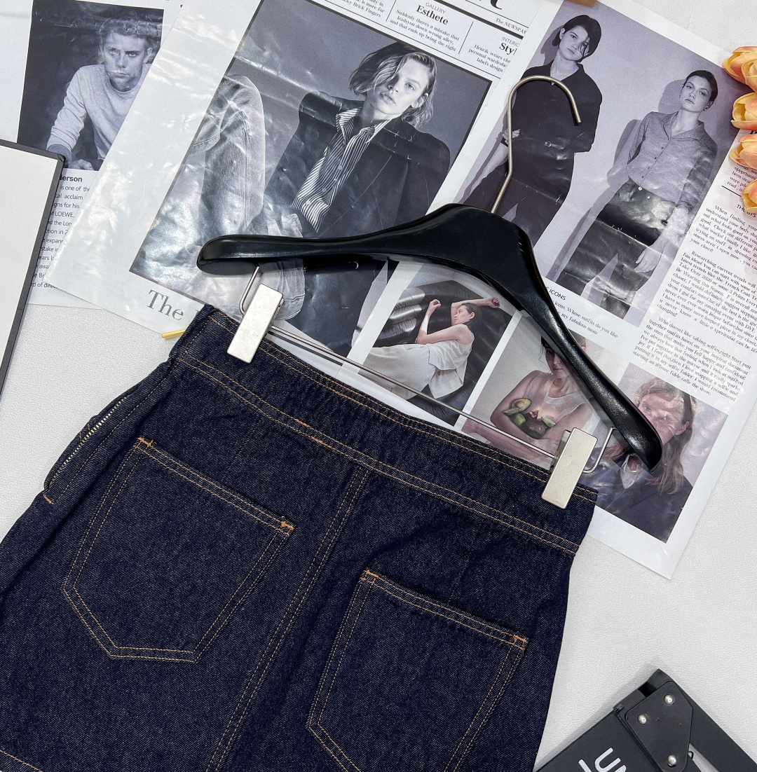 🆕CELINESS新款进口丹宁不掉色纯棉面料牛仔短裙，简约前腰中赛琳金属皮标让品牌格调直接拉满，侧方拉链