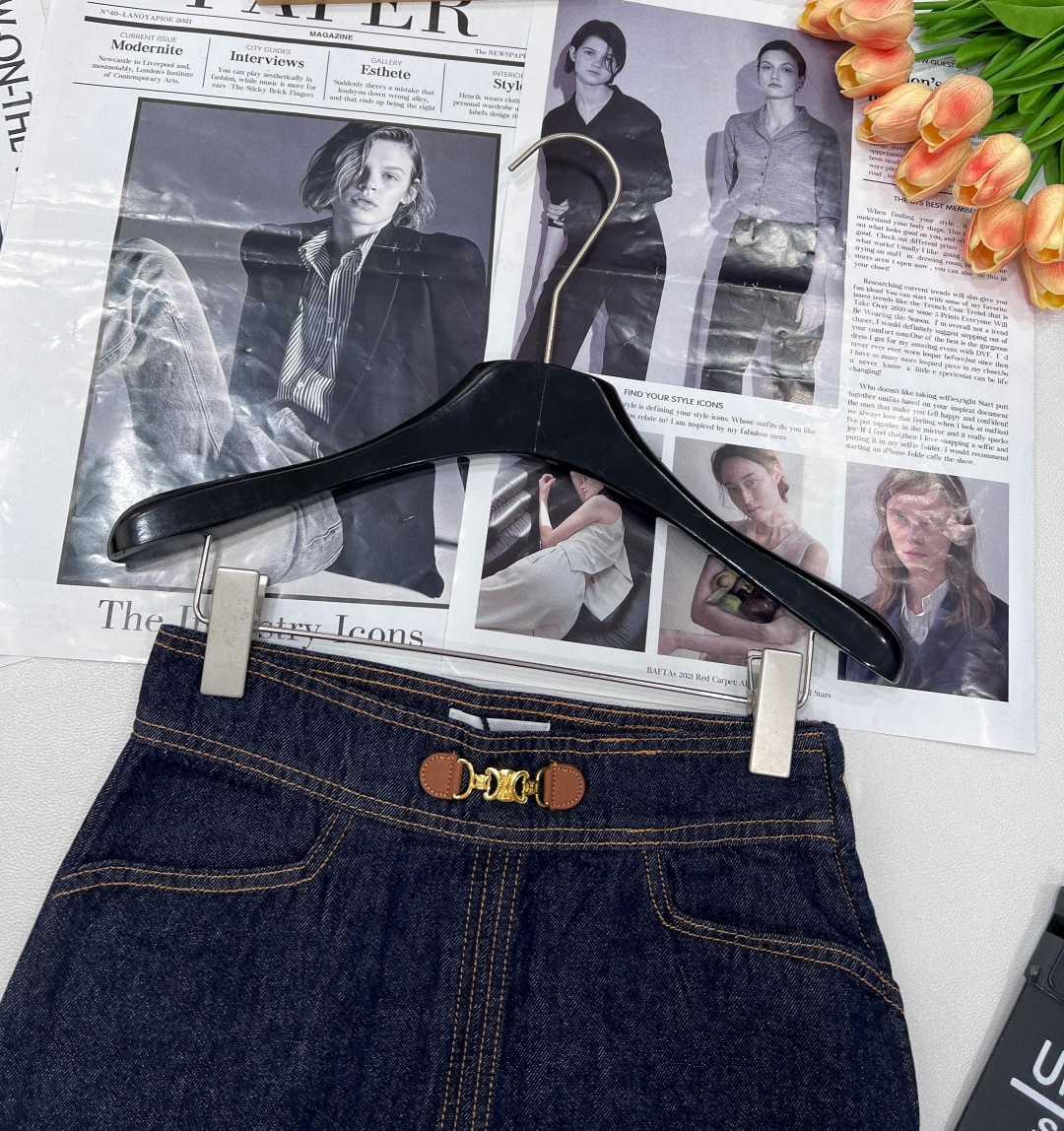 🆕CELINESS新款进口丹宁不掉色纯棉面料牛仔短裙，简约前腰中赛琳金属皮标让品牌格调直接拉满，侧方拉链