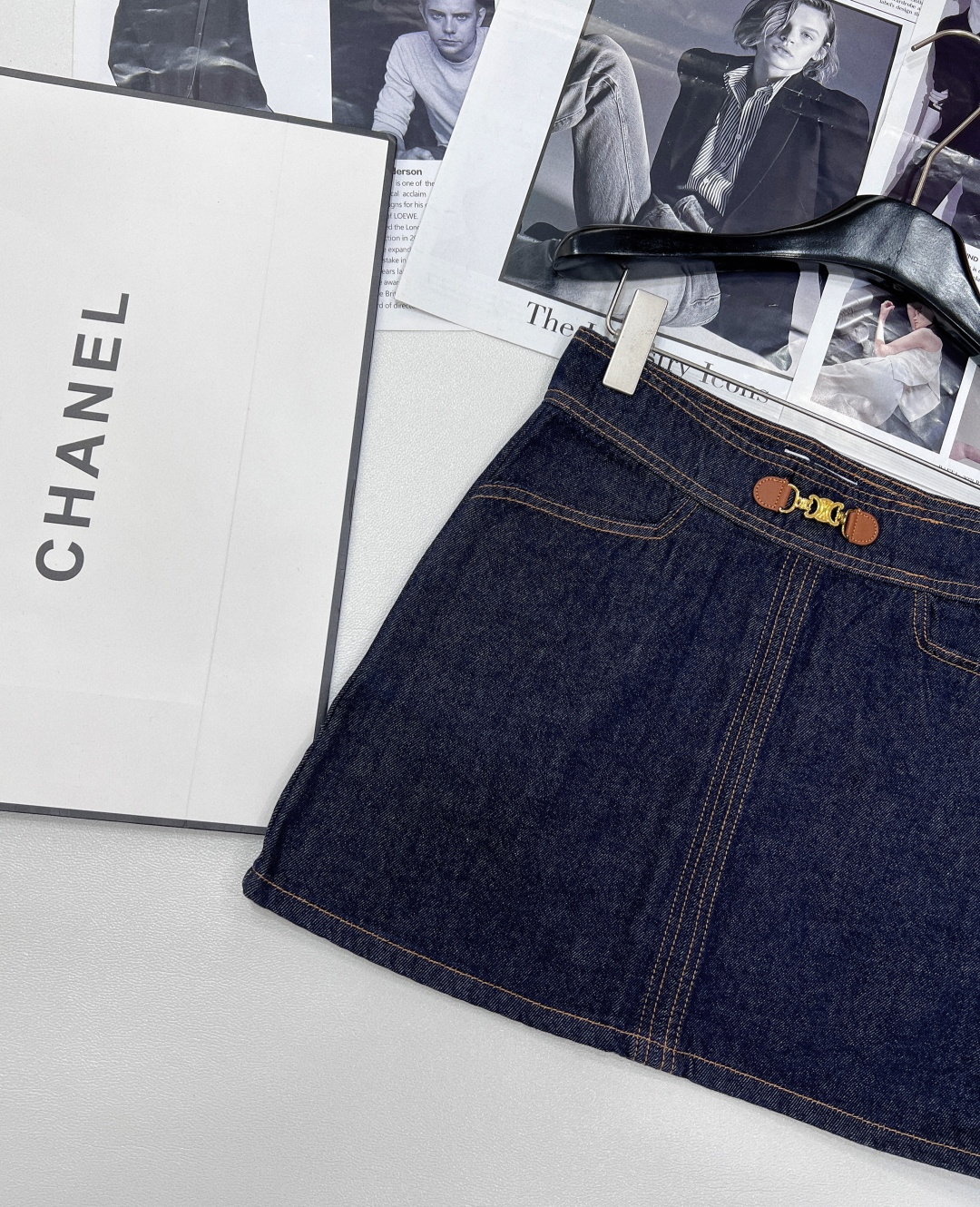 🆕CELINESS新款进口丹宁不掉色纯棉面料牛仔短裙，简约前腰中赛琳金属皮标让品牌格调直接拉满，侧方拉链