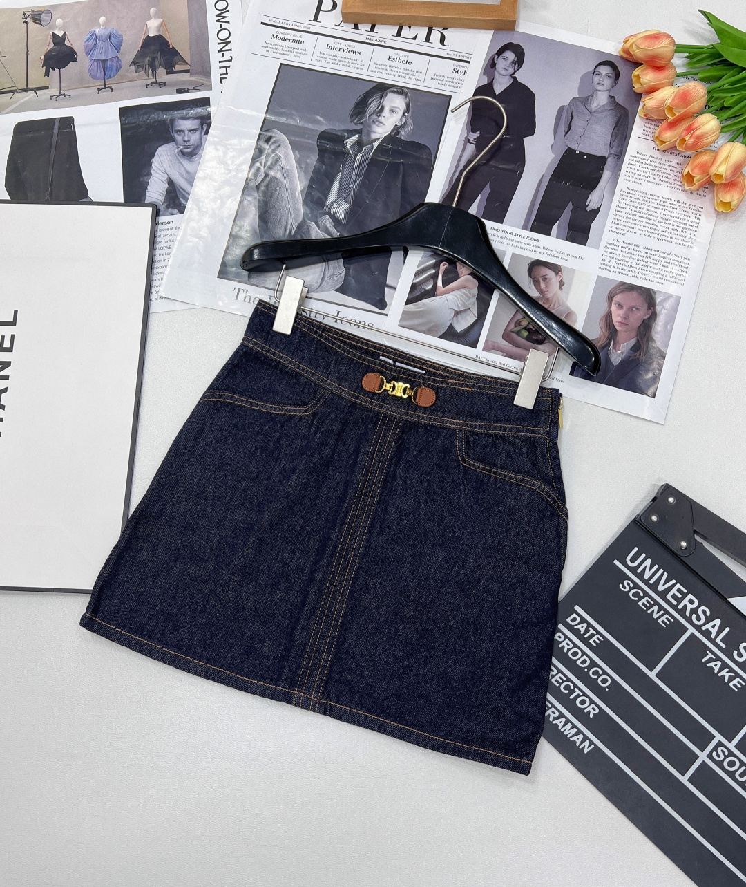 NO:608006,CELINE2025SS new imported denim non-fading pure cotton fabric denim skirt, the simple Celine metal leather label in the front waist directly adds to the brand style, and the side zipper slims the figure. I don’t need to say how tall and slim this version is, you will know when you get it!  Wearing a tee on her upper body, she looks like a super eye-catching hot girl. The wash color is just right, very attractive and special!  And you don’t have to worry about matching them at all, a simple solid color slim-fitting tee will be eye-catching!  Three complete standards, sizes sml, celine, celine, skirts, alexander wang19860909CELINE2025SS新款进口丹宁不掉色纯棉面料牛仔短裙,简约前腰中赛琳金属皮标让品牌格调直接拉满,侧方拉链更修身材,这种版型有多显高显瘦就不用我多说了,拿到手你们就知道了！上身随便搭个tee都是超吸睛的辣妹. 洗水颜色恰到好处,非常耐看的好特别！而且完全不用费心去搭配,一件简约得纯色修身tee就很夺人眼球了！三标齐全 尺码sml 编,,celine,celine,skirts,alexander wang,Women's clothing