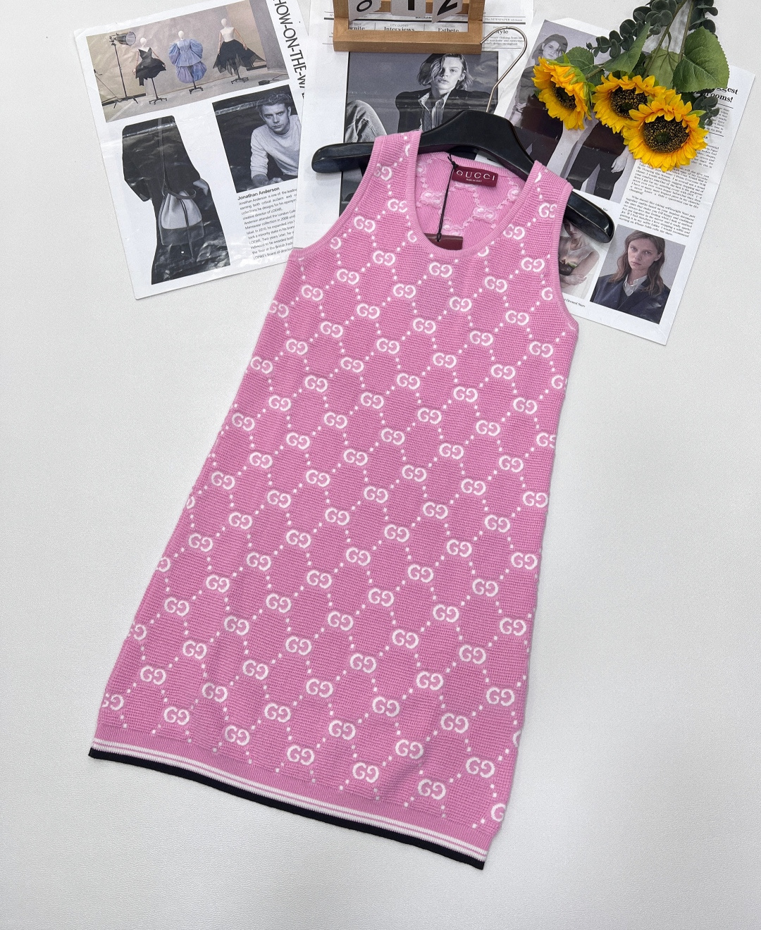 NO:608979,Gucci's new pink jacquard sleeveless vest dress, very exquisite three-dimensional double G jacquard, pink and white, full of girlishness, youthful vitality, contrasting black edges, very advanced color matching, simple and neat style, all-over pink double intarsia, injecting fresh vitality into the brand! The white letter jacquard makes the clothes blingbling and sparkling, comfortable, simple and elegant! Highly practical and elegant. The special color is fashionable and concave to the daily fashion shape, the upper body not only shows the figure but also has a gentle temperament.  The classic style that has been in the wardrobe for thousands of years can hide the flesh and make the upper body appear slimmer. The temperament is sweet!  Size sml code,,gucci,skirts,alexander wang19860909Gucci新款粉色提花无袖背心连衣裙,非常精致的立体双G提花,粉白相间,少女心爆棚,青春活力,撞色黑色边,很高级的配色,款式简洁利落,通体的粉色双嵌花,为品牌注入新鲜活力!白色字母提花让衣服blingbling闪耀无比 舒适简约大方美! 实穿性高 上身高贵典雅范儿十足 特调颜色时尚凹出日常fashion造型,上身既显身材又不失温柔气质 衣橱万年刚需的经典款式,能隐藏肉肉,上身显得人更为纤瘦.气质甜美！ 尺码sml 编码,,gucci,skirts,alexander wang,Women's clothing