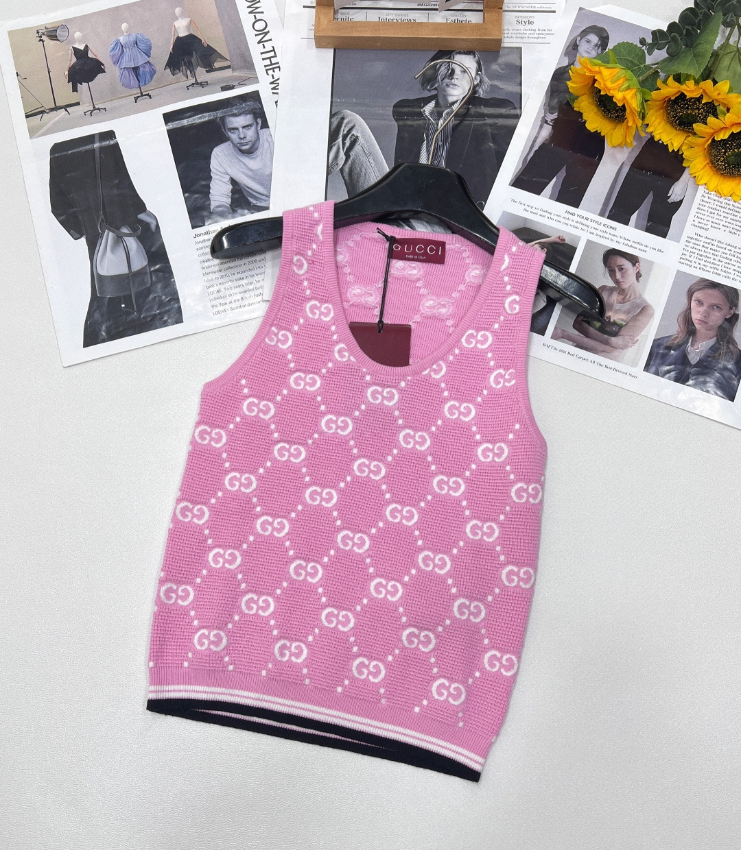 NO:608971,Gucci's new pink jacquard sleeveless vest, very delicate three-dimensional double G jacquard, pink and white, full of girlishness, youthful vitality, contrasting black edges, very advanced color matching, simple and neat style, all-over pink double intarsia, injecting fresh vitality into the brand! The white letter jacquard makes the clothes blingbling, comfortable, simple and elegant! Highly practical, the upper is full of noble and elegant style, the special color is fashionable and concave to the daily fashion shape, the upper body not only shows the figure but also has a gentle temperament.  The classic style that has been in the wardrobe for thousands of years can hide the flesh and make the upper body appear slimmer. The temperament is sweet!  Size sml code,,gucci,alexander wang19860909Gucci新款粉色提花无袖背心,非常精致的立体双G提花,粉白相间,少女心爆棚,青春活力,撞色黑色边,很高级的配色,款式简洁利落,通体的粉色双嵌花,为品牌注入新鲜活力!白色字母提花让衣服blingbling闪耀无比 舒适简约大方美! 实穿性高 上身高贵典雅范儿十足 特调颜色时尚凹出日常fashion造型,上身既显身材又不失温柔气质 衣橱万年刚需的经典款式,能隐藏肉肉,上身显得人更为纤瘦.气质甜美！ 尺码sml 编码,,gucci,alexander wang,Women's clothing