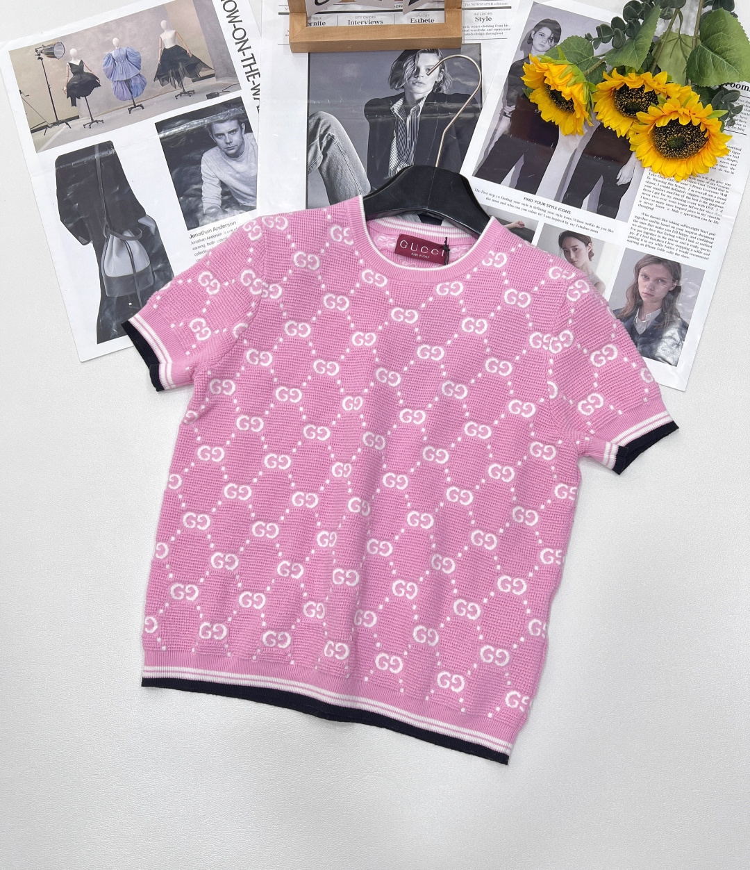 NO:608923,Gucci's new pink jacquard round neck knitted short sleeves, very delicate three-dimensional double G jacquard, pink and white, full of girlishness, youthful vitality, contrasting black edges, very advanced color matching, simple and neat style, all-over pink double intarsia, injecting fresh vitality into the brand! The white letter jacquard makes the clothes shine with blingbling, comfortable, simple and elegant! Highly practical and elegant.  The special colors are fashionable and concave to create an everyday fashion look. The upper body not only shows off the figure but also has a gentle temperament. The classic style that has been needed in the wardrobe for thousands of years can hide the flesh and make the upper body look slimmer. The temperament is sweet!  Size sml code,,gucci,T-shirt,alexander wang19860909Gucci新款粉色提花圆领针织短袖,非常精致的立体双G提花,粉白相间,少女心爆棚,青春活力,撞色黑色边,很高级的配色,款式简洁利落,通体的粉色双嵌花,为品牌注入新鲜活力!白色字母提花让衣服blingbling闪耀无比 舒适简约大方美! 实穿性高 上身高贵典雅范儿十足 特调颜色时尚凹出日常fashion造型,上身既显身材又不失温柔气质 衣橱万年刚需的经典款式,能隐藏肉肉,上身显得人更为纤瘦.气质甜美！ 尺码sml 编码,,gucci,T-shirt,alexander wang,Women's clothing