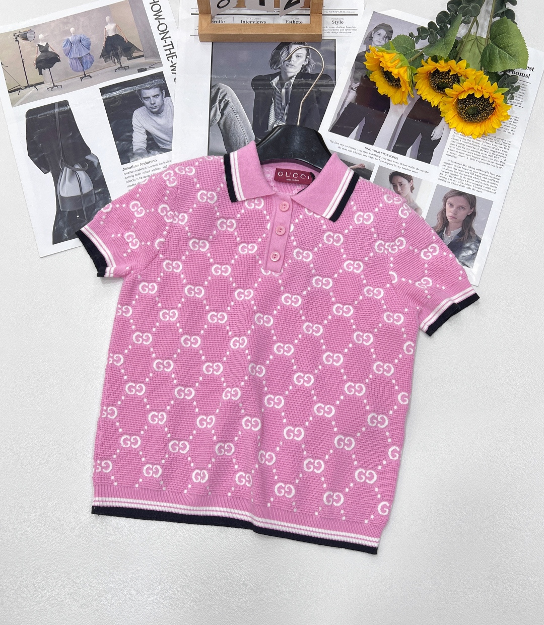 NO:608917,Gucci's new pink jacquard lapel knitted short-sleeves, very delicate three-dimensional double G jacquard, pink and white, full of girlishness, youthful vitality, contrasting black edges, very advanced color matching, simple and neat style, all-over pink double intarsia, injecting fresh vitality into the brand! The white letter jacquard makes the clothes shine with blingbling, comfortable, simple and elegant! Highly practical and elegant.  The special colors are fashionable and concave to create an everyday fashion look. The upper body not only shows off the figure but also has a gentle temperament. The classic style that has been needed in the wardrobe for thousands of years can hide the flesh and make the upper body look slimmer. The temperament is sweet!  Size sml code G,,gucci,T-shirt,alexander wang19860909Gucci新款粉色提花翻领针织短袖,非常精致的立体双G提花,粉白相间,少女心爆棚,青春活力,撞色黑色边,很高级的配色,款式简洁利落,通体的粉色双嵌花,为品牌注入新鲜活力!白色字母提花让衣服blingbling闪耀无比 舒适简约大方美! 实穿性高 上身高贵典雅范儿十足 特调颜色时尚凹出日常fashion造型,上身既显身材又不失温柔气质 衣橱万年刚需的经典款式,能隐藏肉肉,上身显得人更为纤瘦.气质甜美！ 尺码sml 编码G,,gucci,T-shirt,alexander wang,Women's clothing