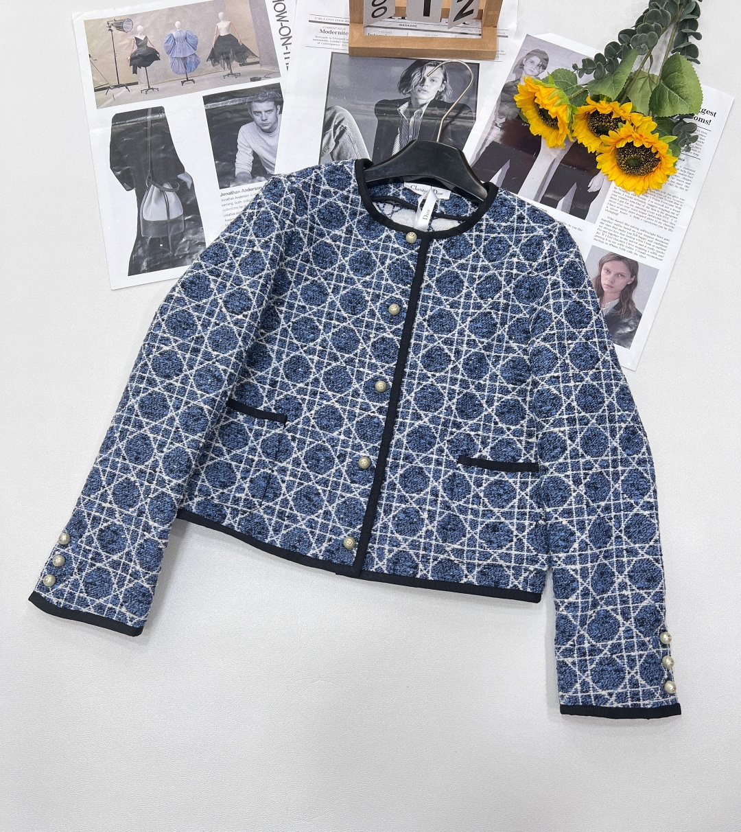 NO:608908,Dior2025SS new round neck pearl button denim jacket, customized YB imported woolen material, high-end texture and full appearance. Round neck dress jacket version. The shoulder pad design fits the human body and makes the figure more slender and straight. The front placket and neckline are highlighted with three-dimensional white binding edges. The delicate white yarn rules are interwoven to create a Tengg pattern all over the body, which makes the lady's style stand out. The straight skirt of the same series echoes the details to perfectly interpret the sense of elegance.  Complete set of light blue, noble and classy, intellectual and gentle, the best choice for formal occasions, complete with three standards, large shipments, size sml, code D, dior, skirts, jackets & coats, alexander wang19860909Dior2025SS新款圆领珍珠扣粗尼外套,定制YB进口粗纺毛呢材质 质感高级 品相十足 圆领洋装外套版型 正肩垫肩设计贴合人体 更显身姿纤细挺拔 前襟和领口以立体白色捆边点亮细节 配合细腻的白色纱线规则交织出腾格纹满铺于全身 名媛格调立显 同系列直筒半裙 细节呼应 完美演绎优雅千金感 成套浅蓝显贵显质感 知性温柔 出席正式场合的不二之选,三标齐全大货出 尺码sml 编码D,,dior,skirts,jackets & coats,alexander wang,Women's clothing