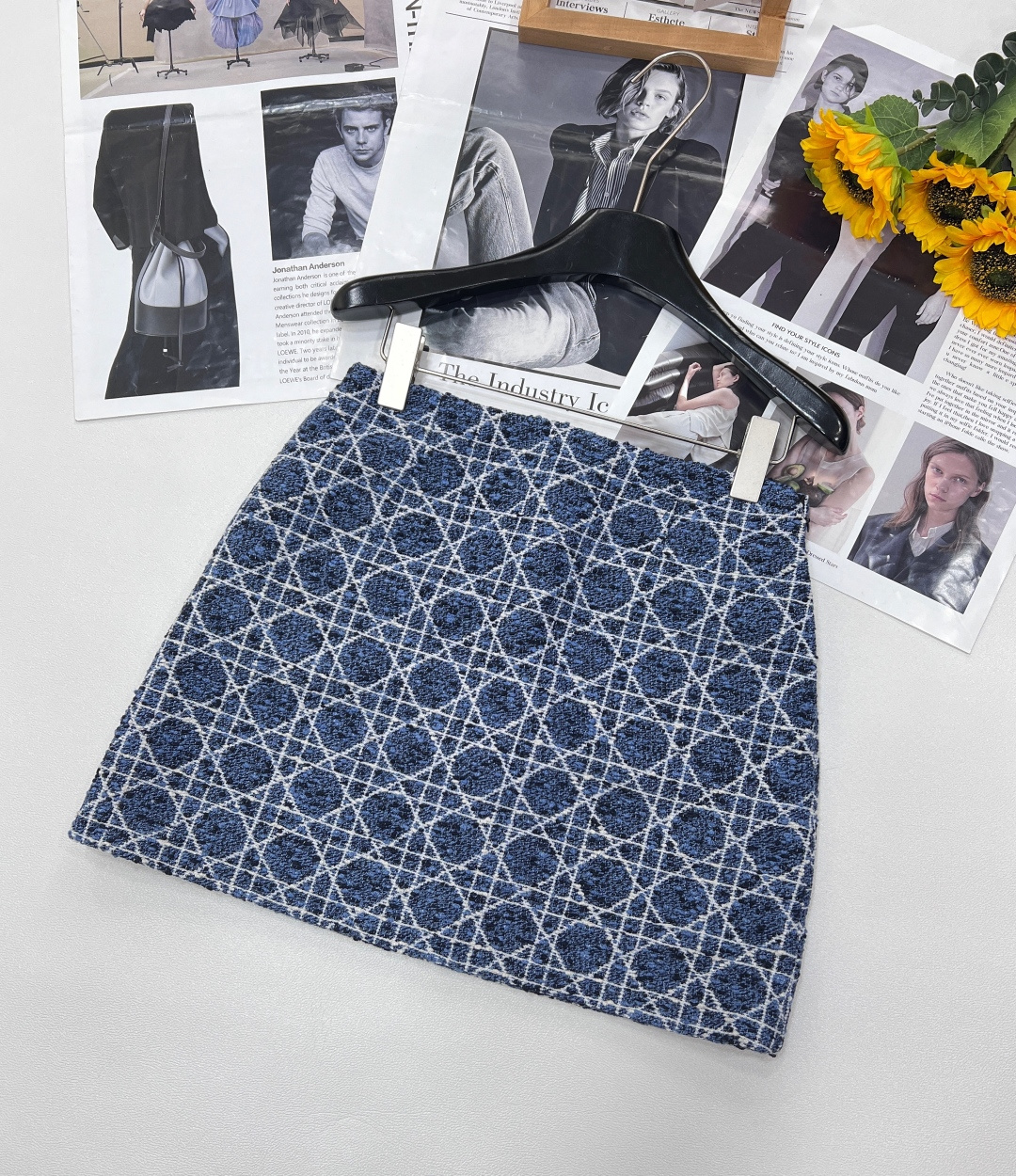 NO:608903,DIOR Princess Diana cannage pattern classic A-line skirt suit, customized YB imported Princess Diana cannage pattern fabric, retro style. One set of upper body can easily match the golden proportion of the figure. It hides the flesh and shows height. Simple and big-name. The upper body is cool and fashionable. The cool and handsome lady feeling immediately becomes a daily leisure essential. The upper body is tolerant and fashionable. The craftsmanship restores the appearance. It is classic and never goes out of style. It can be matched with a series of items. Fashionable and foreign-style. The latest series development ~ black and white contrasting colors show whiteness and temperament.  Lined, low-key and luxurious in one series!  Size sml code D0,,dior,skirts,gold,alexander wang19860909DIOR 戴妃藤格纹经典A字半裙套装,定制YB进口戴妃藤格纹面料, 复古洋气 一套上身轻松拿捏黄金比例身材 藏肉又显高 简约又大牌 上身酷帅时髦 酷帅御姐感立马拥有 日常休闲必备 上身包容时髦 工艺还原品相 经典永不过时 可搭配系列单品 时髦洋气 最新系列开发～ 黑白撞色显白又气质 有里衬低调又奢华一个系列出！ 尺码sml 编码D0,,dior,skirts,gold,alexander wang,Women's clothing