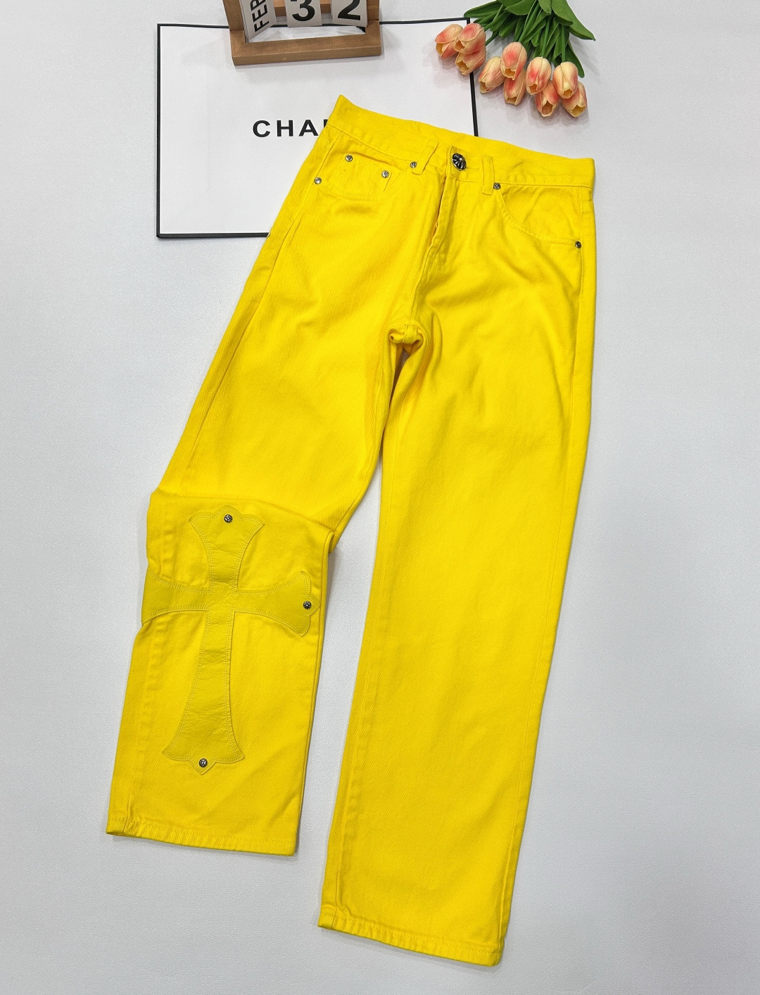 NO:329373,Chrome Hearts CH Croxin star style!  Fan Chengcheng's same jeans exudes an unruly personality and unique charm. Every wear and tear is carefully designed, presenting a unique sense of art. The use of imported denim fabrics, which are washed and destroyed by super heavy industry, showing the cool effect of the upper body, making you the unique style on the fashionable stage. This is not just a pair of jeans, but also an expression of attitude. Crowxin breaks the traditional boundaries with his unique design concept and ultimate pursuit of details, and defines the trend of jeans in the new era. The trousers are made of double-layer woven fabrics and customized hardware to show an invincible and beautiful unique style, making every wearer the focus of fashion. Imported denim fabrics are super heavy industry washing and destroying, and the upper body is super cool!  Customized hardware, invincible and beautiful style, difficult to make, full of high street feel, full of color lemon yellow three-standard products, size smlXL, chrome hearts, chrome hearts, jeans, alexander wang19860909Chrome Hearts CH克罗心明星同款！范丞丞同款牛仔裤,散发着不羁的个性和独特的魅力.每一处磨损和破洞都是精心设计,呈现出一种独特的艺术感.选用进口牛仔面料,经过超重工水洗和破坏处理,裤身展现出上身超酷的效果,让你在时尚的舞台上独领风骚. 这不仅仅是一条牛仔裤,更是一种态度的表达.克罗心以其独特的设计理念和对细节的极致追求,打破传统界限,定义了新时代的牛仔裤风潮.裤身采用双层梭织面料,搭配订制五金,展现出无敌好看的独特款式,使每一位穿戴者都成为时尚的焦点. 进口牛仔面料 超重工水洗破坏 上身超酷！订制五金 无敌好看的款 制作工艺很难 高街感满 颜色柠檬黄三标齐全大货出 尺码smlXL,,chrome hearts,chrome hearts,jeans,alexander wang,Women's clothing