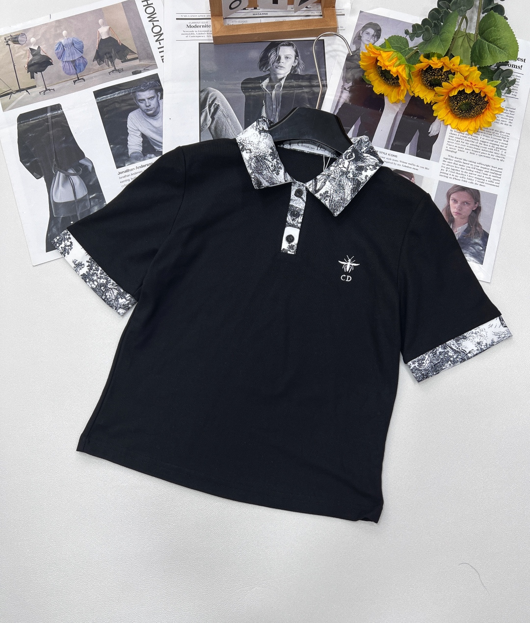 NO:329368,DIOR new suit lapel T-shirt pleated skirt. The upper body is so beautiful and beautiful!  Full of temperament, top lapel design and bee embroidery, I love the details of it so carefully, a set of looks beautiful and beautiful, whitening and age-reducing youthful vitality!  Classic black and white are not picky. If you like it, the first big item has been released!  A set of sizes sml,dior,skirts,tees,t-shirt,alexander wang19860909DIOR新款套装翻领T恤百褶短裙 上身太美太好看了！气质满满 上衣翻领设计搭配小蜜蜂刺绣 小心机细节太爱了 一套穿超级好看超级美 显白减龄青春活力四射！经典黑白色不挑人 喜欢来吧 首单大货已出！一套出 尺码sml,,dior,skirts,tees，t-shirt,alexander wang,Women's clothing