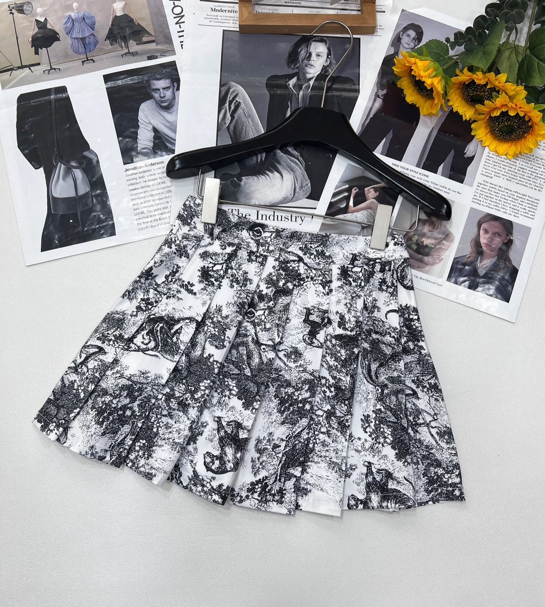 NO:329371,DIOR new suit lapel T-shirt pleated skirt. The upper body is so beautiful and beautiful!  Full of temperament, top lapel design and bee embroidery, I love the details of it so carefully, a set of looks beautiful and beautiful, whitening and age-reducing youthful vitality!  Classic black and white are not picky. If you like it, the first big item has been released!  A set of sizes sml,dior,skirts,tees,t-shirt,alexander wang19860909DIOR新款套装翻领T恤百褶短裙 上身太美太好看了！气质满满 上衣翻领设计搭配小蜜蜂刺绣 小心机细节太爱了 一套穿超级好看超级美 显白减龄青春活力四射！经典黑白色不挑人 喜欢来吧 首单大货已出！一套出 尺码sml,,dior,skirts,tees，t-shirt,alexander wang,Women's clothing