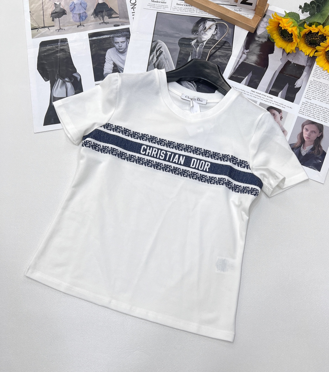 NO:329377,Dior classic letter embroidered T-shirt, sweet or salty, super hot, hot bloggers recommend it!  The upper body is too much!  !  Dior's clothes are not just elegant. Every time they are produced, they are tailor-made for women. They are so perfect. We customize the same fabric as ZP. The fabric that has been waiting for 2 months is destined to be not simple. The surface has a subtle texture!  It's not a quality problem, the cotton is very soft!  It is light and has no burden to wear. It is super comfortable to wear in summer!  Size sml,dior,dior,tees,t-shirt,alexander wang19860909Dior 经典款字母刺绣T恤 可甜可咸 超级火 博主热推款！上身太了！！迪奥的衣服 不仅仅是优雅 每次出品都是为女性量身定制 都是那么完美我们定制与zp一致面料,等了足足2个月的面料注定不简单 表面带有细微的纹理！并非质量问题哦棉质非常松软！穿在身上轻盈没有负担 夏天穿超级舒服！ 尺码sml,,dior,dior,tees，t-shirt,alexander wang,Women's clothing