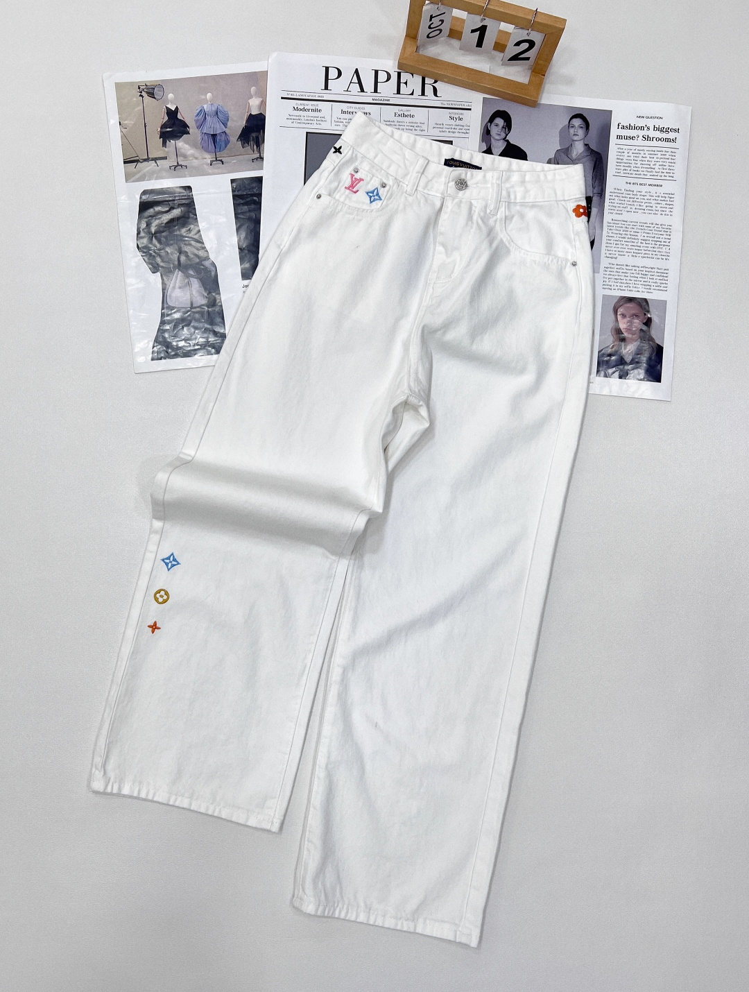 NO:329383,LOUIS VUITTON donkey new colored presbyterian embroidered jeans, colorful presbyterians are too eye-catching, clean white tone, refreshing and versatile, instantly giving people a bright feeling. At the waist and back pockets, colorful presbyterian elements are staggered, like overturning the palette, personality and fashionable. The wide-leg style is a masterpiece, not only can cleverly modify various leg shapes, but also walk with a style, full of aura. The fabric is very textured, crisp and comfortable. The three-standard large-scale products are available in large sizes, size sml, louis vuitton, louis vuitton, jeans, alexander wang19860909LOUIS VUITTON驴新彩色老花刺绣牛仔裤,彩色老花太吸睛,干净的白色调,清爽又百搭,瞬间给人眼前一亮的感觉.裤腰和后口袋处,彩色的老花元素错落分布,像是打翻了调色盘,个性又时髦. 阔腿的版型更是神来之笔,不仅能巧妙修饰各种腿型,还走路带风,气场十足.面料质感很棒,挺括又舒适.三标齐全大货出 尺码sml,,louis vuitton,louis vuitton,jeans,alexander wang,Women's clothing