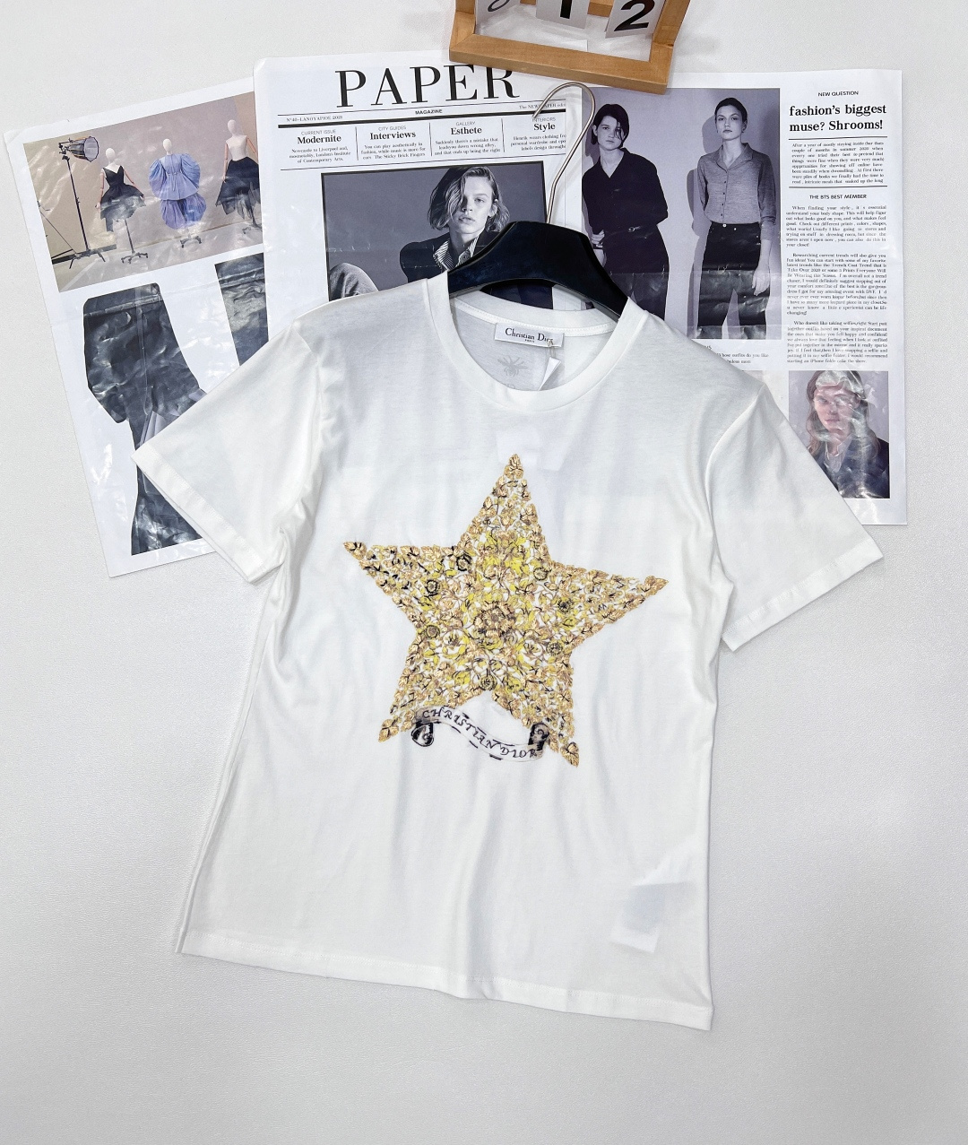 NO:329398,Dior2025 early spring new five-pointed star ribbon embroidered short-sleeved T-shirt, customized YB twill cotton, breathable and comfortable, full texture, loose short-sleeved T-shirt cut to highlight the brand style, made of gram-weight pure cotton, slightly elastic, presenting a slim visual effect, the large body is decorated with natural elements such as flowers and vines, combined to form a five-pointed star pattern that conforms to the brand tone, and embellish the webbing with flower letters, the fairy style is unified and coordinated, and the bee mark on the back collar is blessed with the brand's advanced design sense, light and comfortable, and the upper body is very breathable!  Natural, comfortable, breathable, skin-friendly fabrics that are easy to wear, and are breathable and comfortable to fit the skin. I really like this style, which is a good match that can never go wrong no matter how you match it. It is attracted by it at first sight!  The upper body is super age-reducing!  Fashionable and high-end!  Size sml,dior,T-shirt,tees,t-shirt,alexander wang19860909Dior2025早春新款五角星彩带刺绣短袖T恤,定制YB斜纹全棉材质 透气舒适 质感十足 宽松短袖T恤裁剪 凸显品牌格调 采用克重纯棉制成 略带有弹力 呈现显瘦视觉效果 大身以花朵藤蔓等自然元素装饰 组合成符合品牌调性的五角星图案 并以花体字母标点缀织带 仙气风格统一协调 后领处蜜蜂标加持 品牌高级设计感拉满 轻薄舒适 上身非常透气！天然、舒适、透气,很好穿的亲肤面料,贴肤都是透气舒畅 巨喜欢这样的风格属于怎么搭都不出错的好搭款,一眼就被它圈了粉！ 上身超减龄！时髦又高级 ！ 尺码sml,,dior,T-shirt,tees，t-shirt,alexander wang,Women's clothing