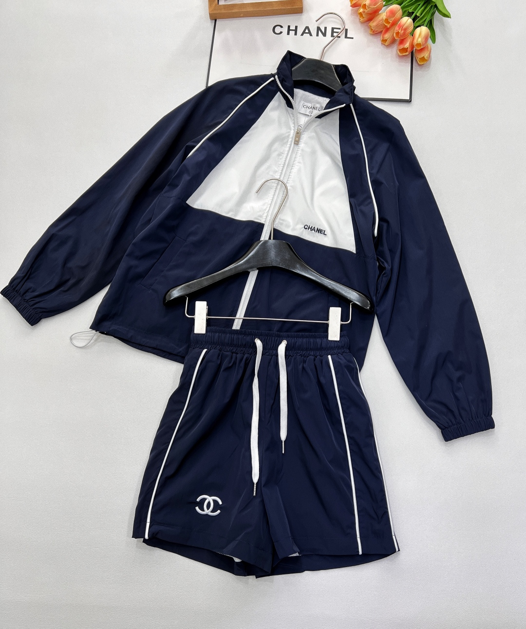 NO:329402,CHANEL logo embroidery color-blocking small fragrance style casual and sports sun protection suit. The body of the clothes is spliced ​​with three-dimensional letter embroidery to increase the styling ~ full of design sense. The iconic CHANEL logo embroidery integrates the high-end style into the casual and sports design. The aesthetic collision of color-blocking, blue and white contrasting colors, low-key interpretation of the sense of high-end. Shorts are high-waisted and elastic, modifying the waist, adapting to the size of the waist. The zipper sun protection jacket is made of a loose fit, covering the flesh to make it look slimming~ This kind of set saves a lot of matching troubles when going out, and it is relaxed and has a tone!  The material is light and thin, maintaining the comfort of the upper body. The contrasting color design is rich in layers, simple and atmospheric, and it looks great when worn. I don’t want to dress up too much when going out every day. A simple jacket   shorts   sunglasses is OK!  Sporty young girl size sml set, chanel, shorts, jackets & coats, alexander wang19860909CHANEL logo刺绣拼色小香风休闲运动防晒套装 衣身上做有拼接设计加上立体字母刺绣,增加造型感～设计感十足 标志性CHANEL logo刺绣,将高定小香风融入休闲运动设计.  拼色美学碰撞,蓝白撞色,低调诠释高级感.  短裤高腰松紧,修饰腰身,自适应腰围大小 拉链防晒外套是做了宽松的一个版型,遮肉显瘦～ 这样一套出门省去不少搭配烦恼,轻松又有腔调感！材质轻薄,保持着上身的舒适感 撞色设计,层次感丰富,简洁大气,穿起来就很好看 日常出门不想过多装扮,简单的外套＋短裤＋墨镜就ok了！运动风十足的青春少女呀 尺码sml 套装,,chanel,shorts,jackets & coats,alexander wang,Women's clothing