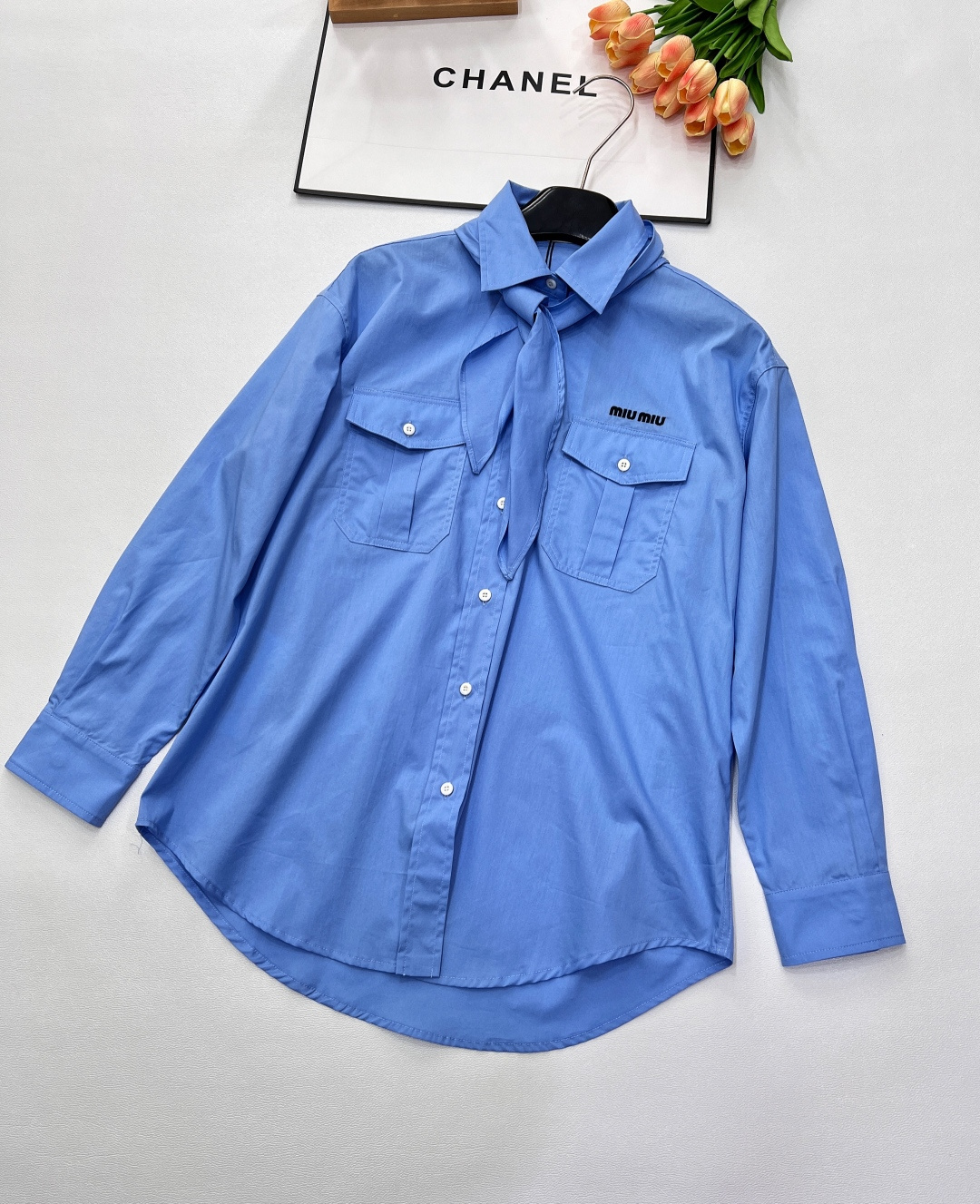 NO:329406,Miumiu2025SS new bow tie long-sleeved shirt, customized YB twill cotton material, soft and comfortable, skin-friendly and breathable, the first choice for summer outfits, long-sleeved shirt style, a shawl bow tie design under the exquisite pointed collar, the tie is full of college style, echoing the letter logo on the chest, highlighting the style of the Miu brand, pocket shape on both sides of the chest increases the personality of the slack workwear, the waist shape is more flexible and inclusive, and the outfit is a casual and lazy style. Customized surface accessories, two colors are excellent. Size sml,,miumiu,shirts,shawls,alexander wang19860909Miumiu2025SS新款领结长袖衬衣,定制YB斜纹全棉材质 柔软舒适 亲肤透气性更好 夏日穿搭首选材质 领结长袖衬衫版型 精致尖领之下增加披肩领结设计 系上学院范儿十足 与胸前字母徽标呼应 凸显缪系品牌格调 胸前两侧以口袋造型增加松弛工装个性 腰身廓形更灵活包容 穿搭出休闲慵懒风格 定制面辅料 ,两色出 尺码sml,,miumiu,shirts,shawls,alexander wang,Women's clothing