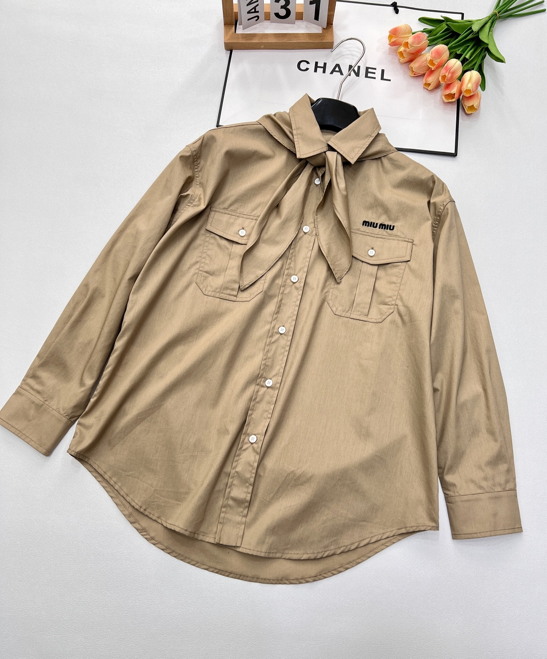 NO:329410,Miumiu2025SS new bow tie long-sleeved shirt, customized YB twill cotton material, soft and comfortable, skin-friendly and breathable, the first choice for summer outfits, long-sleeved shirt style, a shawl bow tie design under the exquisite pointed collar, the tie is full of college style, echoing the letter logo on the chest, highlighting the style of the Miu brand, pocket shape on both sides of the chest increases the personality of the slack workwear, the waist shape is more flexible and inclusive, and the outfit is a casual and lazy style. Customized surface accessories, two colors are excellent. Size sml,,miumiu,shirts,shawls,alexander wang19860909Miumiu2025SS新款领结长袖衬衣,定制YB斜纹全棉材质 柔软舒适 亲肤透气性更好 夏日穿搭首选材质 领结长袖衬衫版型 精致尖领之下增加披肩领结设计 系上学院范儿十足 与胸前字母徽标呼应 凸显缪系品牌格调 胸前两侧以口袋造型增加松弛工装个性 腰身廓形更灵活包容 穿搭出休闲慵懒风格 定制面辅料 ,两色出 尺码sml,,miumiu,shirts,shawls,alexander wang,Women's clothing