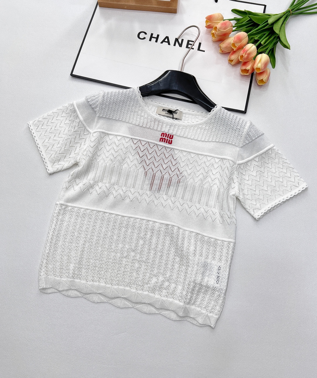 NO:329422,Miumiu2025SS new hollow knitted short sleeves, customized YB Tennis yarn woven texture, high-quality and comfortable knitted short-sleeved top cut, multiple hollow crochet textures intertwined, bright contrasting letter logo pattern on the chest, highlighting the high-end feeling of outfit, neckline cuffs are wavy, elastic and tighter, more refined, slimming outfit, showing loose tone, light luxury and fashionable temperament, single layering, first choice for fashion outfits, custom face accessories, two colors, size sml,,miumiu, T-shirt, alexander wang19860909Miumiu2025SS新款镂空针织短袖,定制YB天丝纱线织造 质感高级舒适 针织短袖上衣剪裁 多种镂空钩针肌理交织 配合胸前亮眼撞色字母徽标图案 凸显穿搭高级感 领口袖口采用波浪花边 弹性松紧更显精致 穿搭显瘦 尽显松弛调性 轻奢时髦气质 单穿叠穿均可 四季时尚穿搭首选 定制面辅料 两色出 尺码sml,,miumiu,T-shirt,alexander wang,Women's clothing