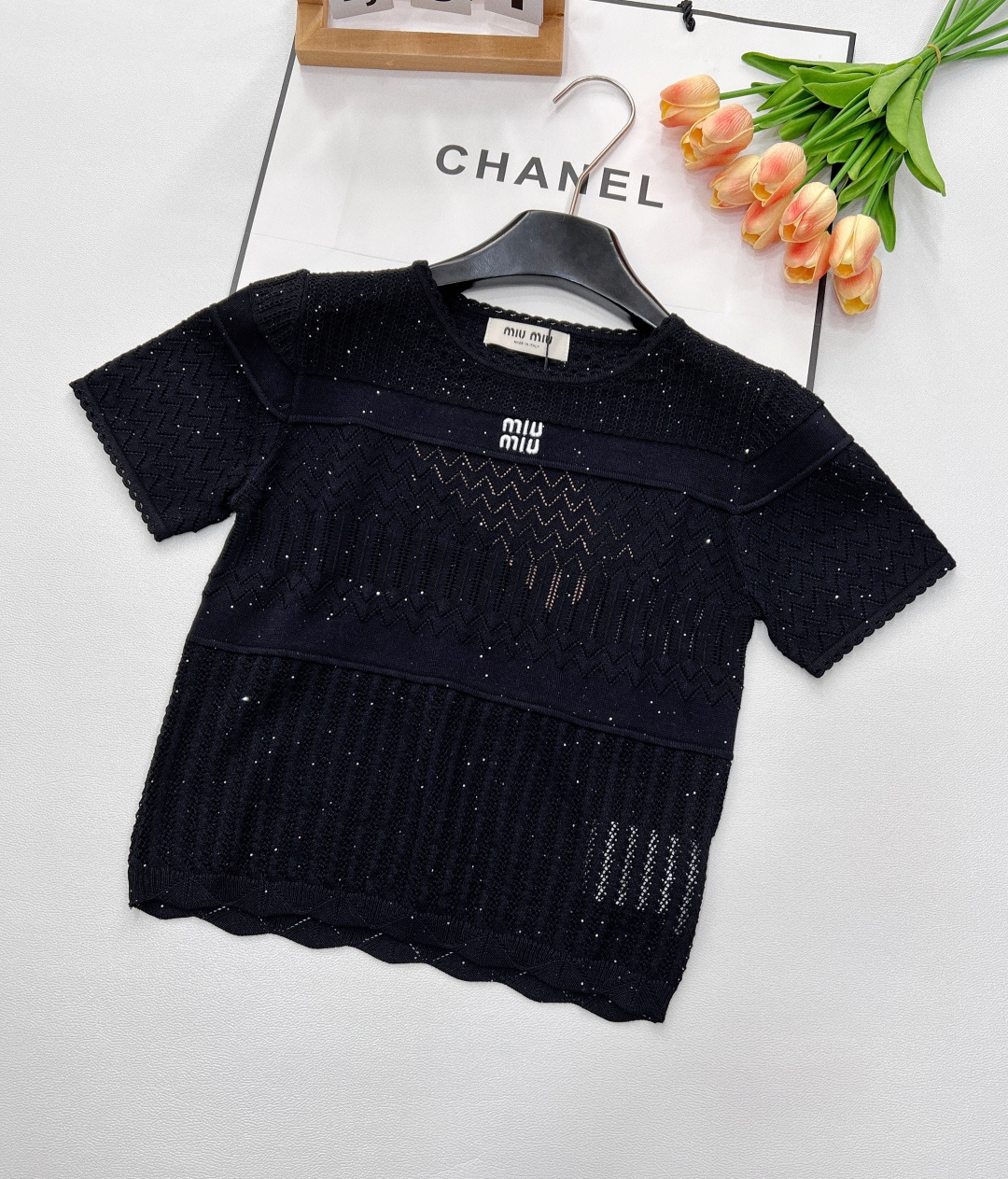 NO:329419,Miumiu2025SS new hollow knitted short sleeves, customized YB Tennis yarn woven texture, high-quality and comfortable knitted short-sleeved top cut, multiple hollow crochet textures intertwined, bright contrasting letter logo pattern on the chest, highlighting the high-end feeling of outfit, neckline cuffs are wavy, elastic and tighter, more refined, slimming outfit, showing loose tone, light luxury and fashionable temperament, single layering, first choice for fashion outfits, custom face accessories, two colors, size sml,,miumiu, T-shirt, alexander wang19860909Miumiu2025SS新款镂空针织短袖,定制YB天丝纱线织造 质感高级舒适 针织短袖上衣剪裁 多种镂空钩针肌理交织 配合胸前亮眼撞色字母徽标图案 凸显穿搭高级感 领口袖口采用波浪花边 弹性松紧更显精致 穿搭显瘦 尽显松弛调性 轻奢时髦气质 单穿叠穿均可 四季时尚穿搭首选 定制面辅料 两色出 尺码sml,,miumiu,T-shirt,alexander wang,Women's clothing