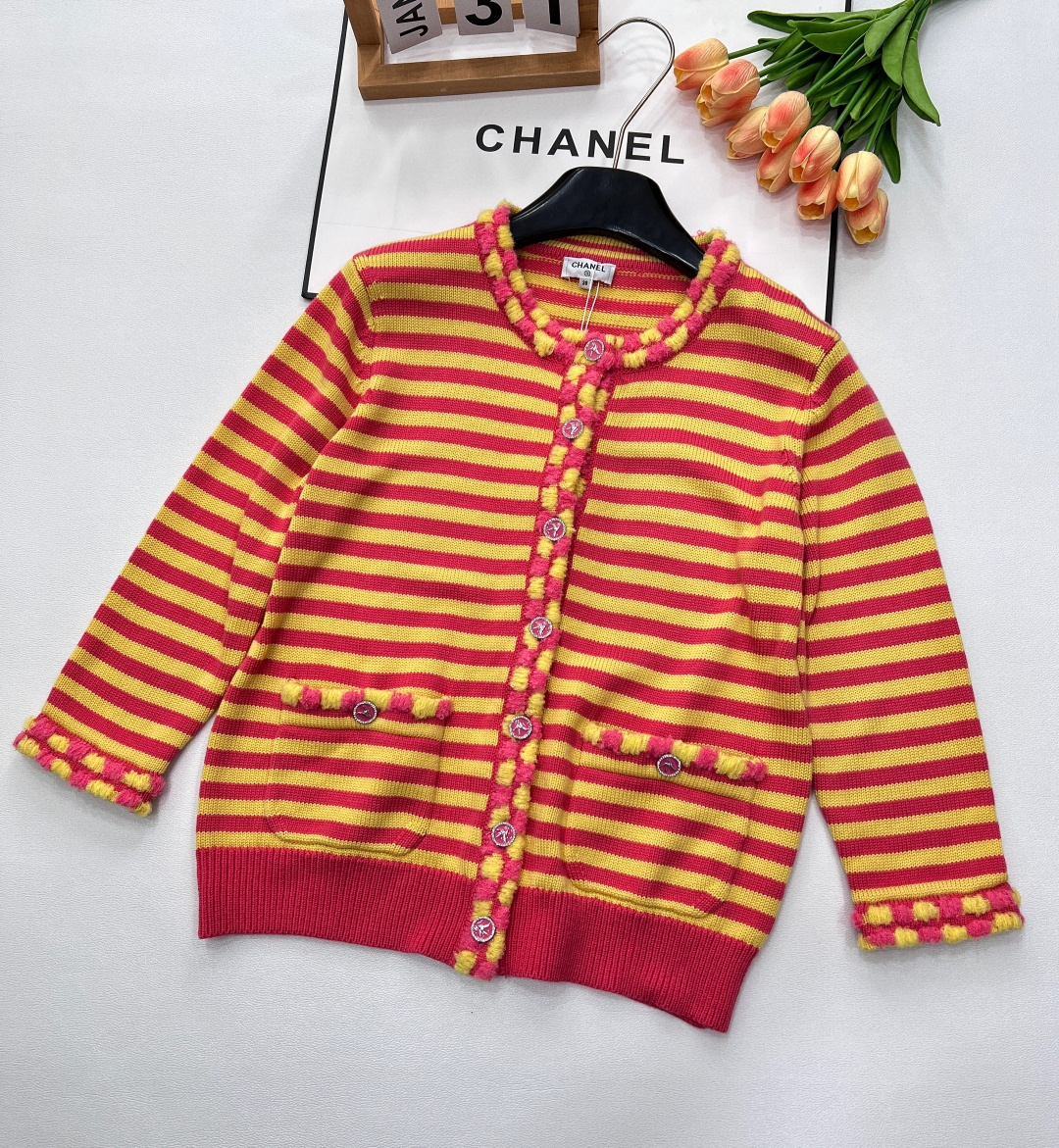 NO:329416,Chanel's new handmade lace knitted cardigan, customized YB cashmere yarn woven, high-quality and comfortable texture. Flat-mouthed knitted cardigan is full of two-color striped patterns interwoven collar cuffs and pocket upper edge handmade lace outline. The youthful candy color matching is more lively. Double C flying fish round button decoration shows the brand's personality, highlights the high-end feeling of outfits, shows the relaxed tone, light luxury and fashionable temperament, can be worn alone, layered, the first choice for fashion outfits in all seasons, customized surface accessories, accurate version, complete three standards!  Size sml, chanel,alexander wang19860909Chanel新款手工花边针织开衫,定制YB羊绒纱线织造 质感高级舒适 平口针织开衫通体双色条纹纹路交织领口袖口和口袋上缘手工花边勾勒 青春感满溢的糖果配色更显风格活泼 双C飞鱼圆扣装饰 彰显品牌个性 凸显穿搭高级感 尽显松弛调性 轻奢时髦气质 单穿叠穿均可 四季时尚穿搭首选 定制面辅料 认准版本 三标齐全！ 尺码sml,,chanel,alexander wang,Women's clothing