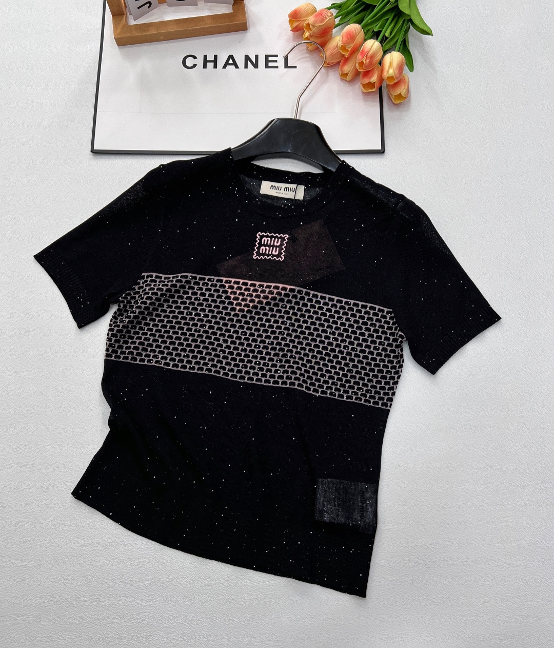 NO:329413,Miumiu2025SS new hollow knitted short sleeves, customized YB Tennis yarn woven texture, high-quality and comfortable knitted short-sleeved top cut, multiple hollow crochet textures intertwined, bright contrasting letter logo pattern on the chest, highlighting the high-end feeling of outfit, neckline cuffs are wavy, elastic and tighter, more refined, slimming outfit, showing loose tone, light luxury and fashionable temperament, single layering, first choice for fashion outfits, custom face accessories, two colors, size sml,,miumiu, T-shirt, alexander wang19860909Miumiu2025SS新款镂空针织短袖,定制YB天丝纱线织造 质感高级舒适 针织短袖上衣剪裁 多种镂空钩针肌理交织 配合胸前亮眼撞色字母徽标图案 凸显穿搭高级感 领口袖口采用波浪花边 弹性松紧更显精致 穿搭显瘦 尽显松弛调性 轻奢时髦气质 单穿叠穿均可 四季时尚穿搭首选 定制面辅料 两色出 尺码sml,,miumiu,T-shirt,alexander wang,Women's clothing