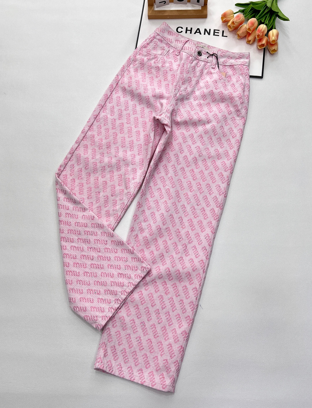 NO:329409,Miumiu jacquard full-print denim trousers - cherry blossom powder, made of jacquard horizontal silk fabric, full-print letters, customized hardware, fashionable magic pants that can be easily controlled by all figures. The high-waist design perfectly embellishes the S-shaped upper body, and the logo prints are decorated with a full body, perfectly improving the overall appearance, so exquisite that it cannot be picked. The material used itself does not have much elasticity, so that the overall pants look more neat. The fabric is actually quite soft, and there is no uncomfortable feeling when you wear it close to it. Instead, the upper body loves it so much that you don’t want to take it off. The beautiful beach scenery in spring outings and summer, the pink is very brilliant!  Three-standard large-scale products are available in size sml, miumiu, alexander wang19860909miumiu提花满印牛仔长裤-樱花粉,采用提花横丝彩色布料,满印字母 定制五金,各种身材都能轻松驾驭的时髦神裤,高腰设计上身完美修饰s型,满身logo印花装饰,完美提升整体颜值 ,精致到无法挑剔.采用的料子本身没有太大的弹性,这样才能让整体裤型看起来更利落,面料其实真的挺软的,贴身穿也没有不舒服的感觉,反而上身爱到不想脱下来.春游夏季沙滩美景,粉色非常出彩！三标齐全大货出 尺码sml,,miumiu,alexander wang,Women's clothing