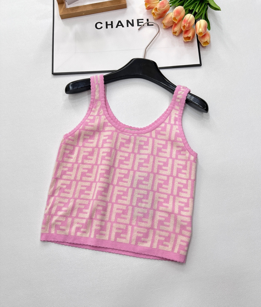 NO:329407,Fendi2025 new double F jacquard knitted vest, customized YB cotton and polyester yarn woven, comfortable texture and full of elasticity, U-neck knitted vest tailoring, ready-to-wear narrowed with threaded edges, same color wavy lace collar hem, full double F jacquard pattern, rich design highlights the layers, the overall shape is high-end and crisp, creates a unique fashionable style of the brand, slim and stylish, hot and fashionable, customized face accessories, three standards, complete and large-scale products, size sml,,fendi,alexander wang19860909Fendi2025新款双F提花针织背心,定制YB棉涤纱线织造 质感舒适 弹力十足 U形领针织背心剪裁 成衣以螺纹包边收窄 同色系波浪花边领边下摆通体双F提花图案 设计丰富凸显层次 整体造型高级挺括 打造品牌特有时髦风格 修身剪裁 显瘦洋气 热辣时髦 定制面辅料 认准版本三标齐全大货出 尺码sml,,fendi,alexander wang,Women's clothing