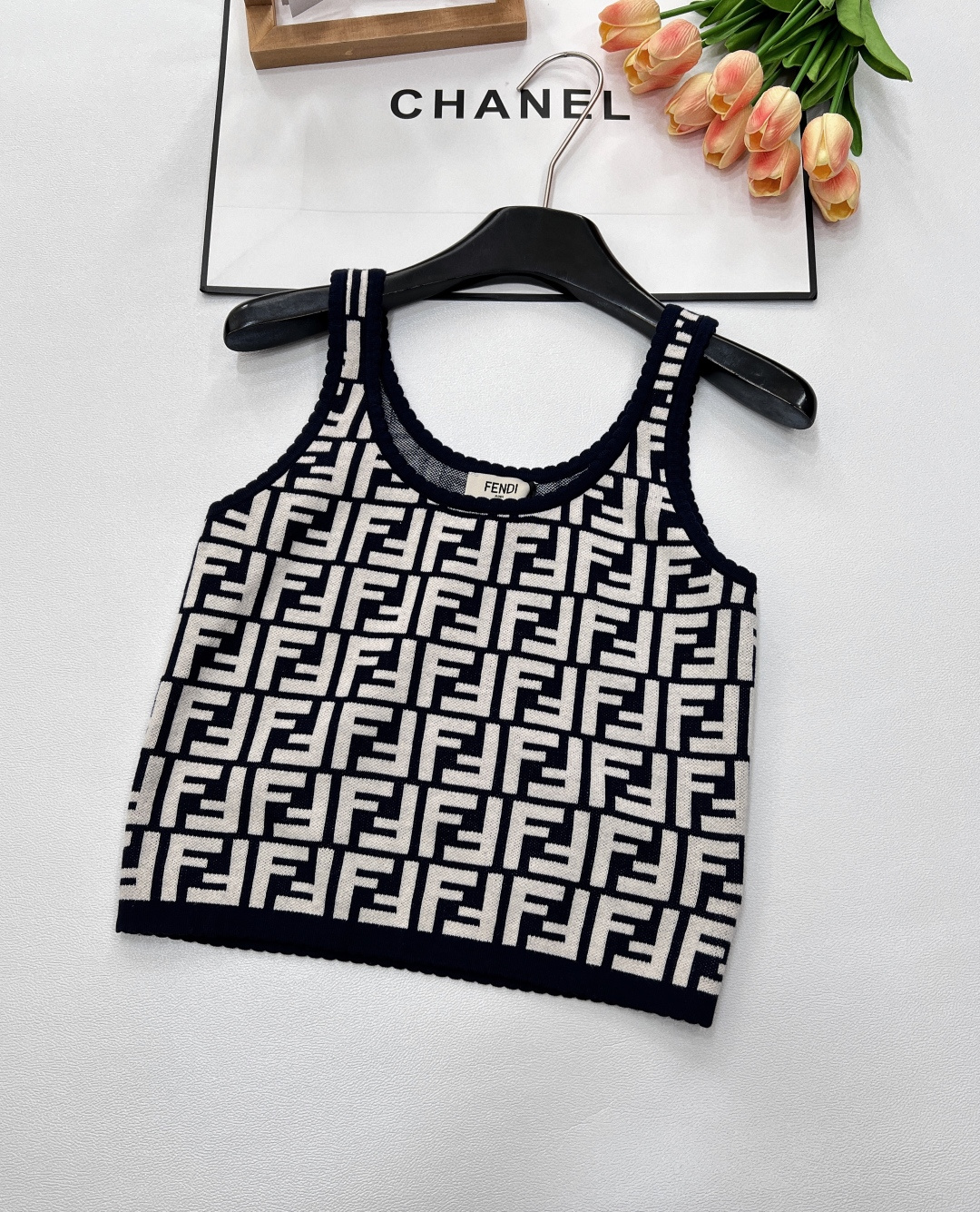 NO:329405,Fendi2025 new double F jacquard knitted vest, customized YB cotton and polyester yarn woven, comfortable texture and full of elasticity, U-neck knitted vest tailoring, ready-to-wear narrowed with threaded edges, same color wavy lace collar hem, full double F jacquard pattern, rich design highlights the layers, the overall shape is high-end and crisp, creates a unique fashionable style of the brand, slim and stylish, hot and fashionable, customized face accessories, three standards, complete and large-scale products, size sml,,fendi,alexander wang19860909Fendi2025新款双F提花针织背心,定制YB棉涤纱线织造 质感舒适 弹力十足 U形领针织背心剪裁 成衣以螺纹包边收窄 同色系波浪花边领边下摆通体双F提花图案 设计丰富凸显层次 整体造型高级挺括 打造品牌特有时髦风格 修身剪裁 显瘦洋气 热辣时髦 定制面辅料 认准版本三标齐全大货出 尺码sml,,fendi,alexander wang,Women's clothing