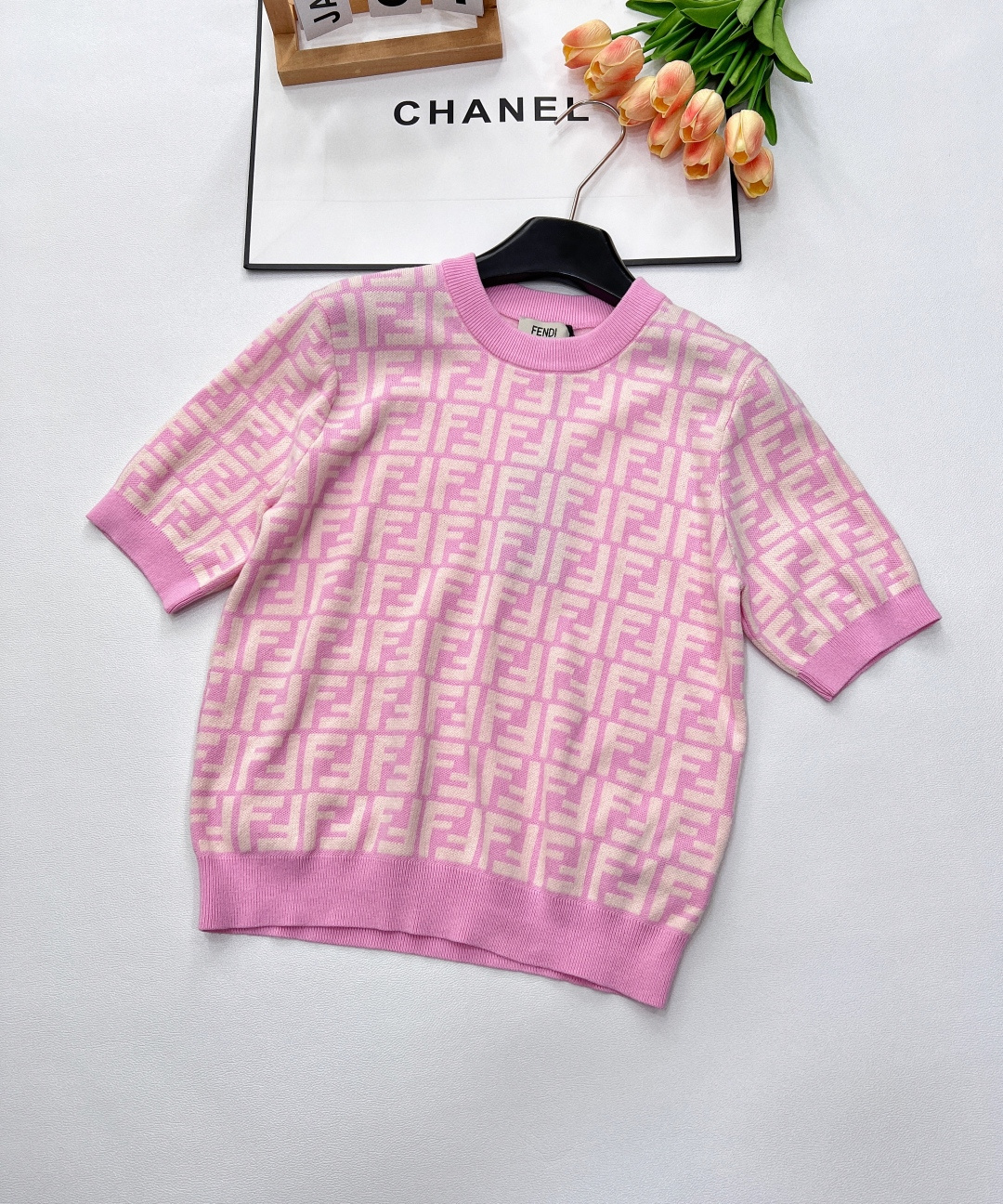 NO:329403,Fendi2025 new round neck jacquard knitted short sleeves, customized YB cotton and polyester yarn woven, textured luster, elastic and comfortable round neck knitted short sleeves tailoring, ready-to-wear narrowed with contrasting thread edges, design maintains uniform tone, overall shape, high-end slim fit, large body, double F letter jacquard embellishment, collision creates the old money style tone, blue and white and pink and white colors to create a unique fashionable style of the brand. Slim tailoring highlights the slack and fashionable curves, customized surface accessories, three-standard complete large-scale products Size sml,,fendi, T-shirt, alexander wang19860909Fendi2025新款圆领提花针织短袖,定制YB棉涤纱线织造 质感光泽 弹力舒适 圆领针织短袖剪裁 成衣以撞色螺纹包边收窄 设计保持统一调性 整体造型高级修身 大身通体双F字母提花点缀 碰撞出老钱风格调性 蓝白和粉白配色打造品牌特有时髦风格 修身剪裁 凸显曲线松弛时髦 定制面辅料、三标齐全大货出 尺码sml,,fendi,T-shirt,alexander wang,Women's clothing