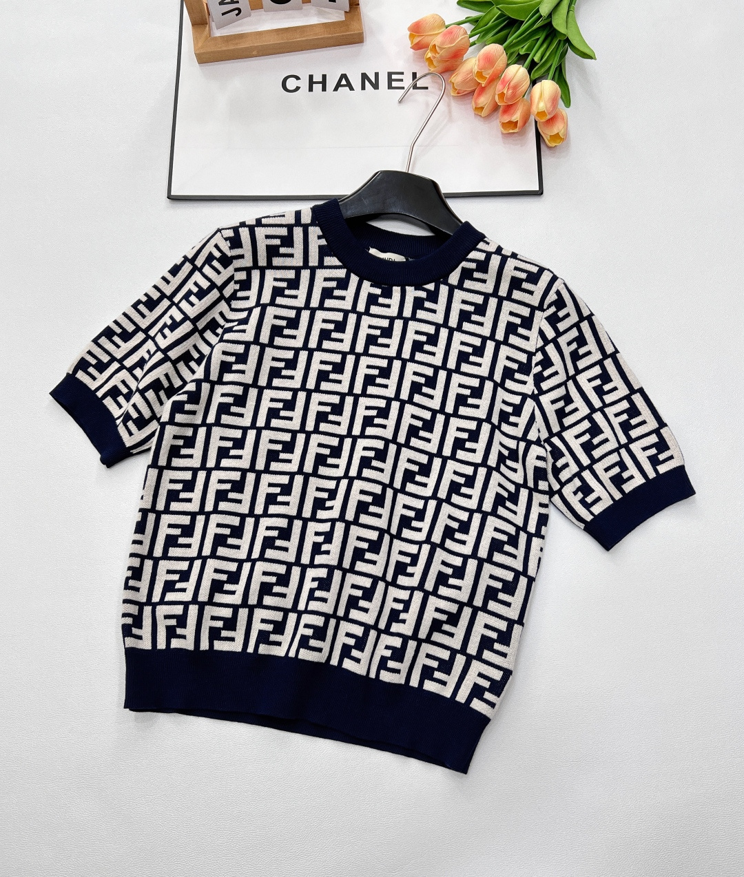 NO:329401,Fendi2025 new round neck jacquard knitted short sleeves, customized YB cotton and polyester yarn woven, textured luster, elastic and comfortable round neck knitted short sleeves tailoring, ready-to-wear narrowed with contrasting thread edges, design maintains uniform tone, overall shape, high-end slim fit, large body, double F letter jacquard embellishment, collision creates the old money style tone, blue and white and pink and white colors to create a unique fashionable style of the brand. Slim tailoring highlights the slack and fashionable curves, customized surface accessories, three-standard complete large-scale products Size sml,,fendi, T-shirt, alexander wang19860909Fendi2025新款圆领提花针织短袖,定制YB棉涤纱线织造 质感光泽 弹力舒适 圆领针织短袖剪裁 成衣以撞色螺纹包边收窄 设计保持统一调性 整体造型高级修身 大身通体双F字母提花点缀 碰撞出老钱风格调性 蓝白和粉白配色打造品牌特有时髦风格 修身剪裁 凸显曲线松弛时髦 定制面辅料、三标齐全大货出 尺码sml,,fendi,T-shirt,alexander wang,Women's clothing