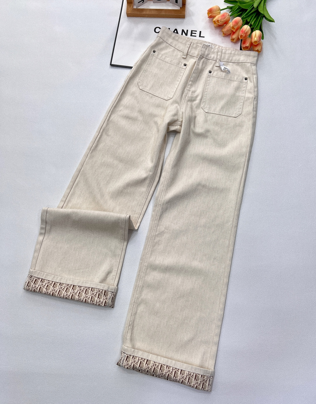 NO:329397,DiorFW25 Spring and Summer Series new fashionable high-end apricot trousers leg-print curled jeans, which hides flesh on the upper body and makes you look slim. Any leg shape can be easily controlled. The gradient washing process creates a sense of layering. The autumn and winter combination is fashionable and trendy. Customized jacquard presbyterian denim fabric, which can be curled and designed directly, customized leather brand. GW same style, trousers and shorts!  Three-standard large-scale products are available in size sml,dior,shorts,jeans,alexander wang19860909DiorFW25春夏系列新款时髦高级杏色裤脚印花卷边牛仔裤,上身藏肉又显瘦 任何腿型都能轻松驾驭 渐变的洗水工艺打造出层次感 秋冬搭配时髦又潮流 定制内提花老花牛仔面料,可卷边,可直筒设计,定制皮牌 GW同款,长裤短裤一套！三标齐全大货出 尺码sml,,dior,shorts,jeans,alexander wang,Women's clothing