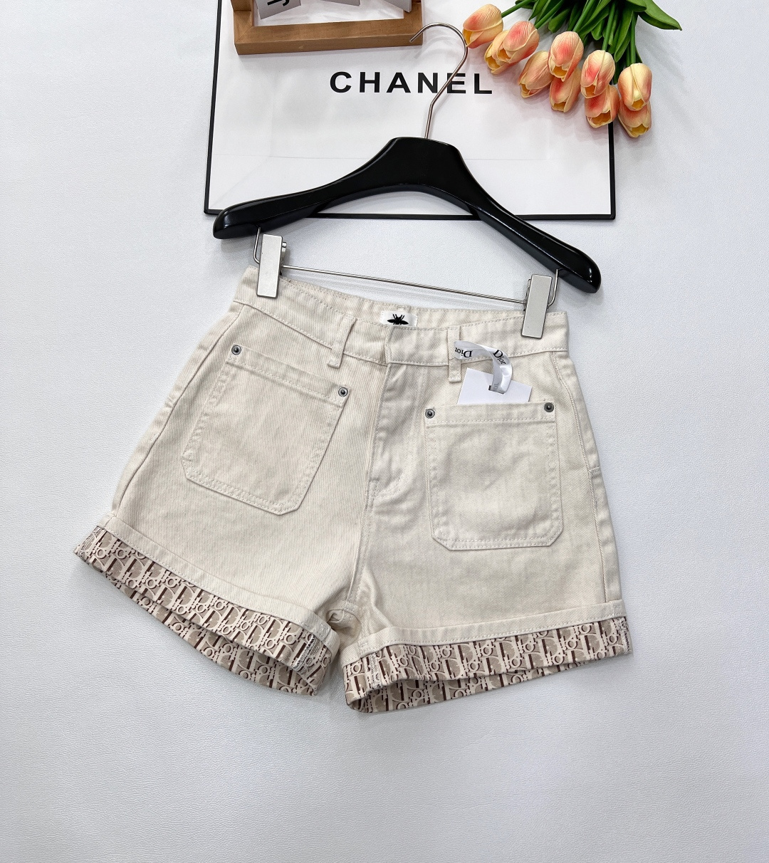 NO:329414,Dior25 spring and summer new product series fashionable high-end gradient printed curly jeans, which hides flesh on the upper body and makes you look slim. Any leg shape can be easily controlled. The gradient washing process creates a sense of layering. The autumn and winter combination is fashionable and trendy. Customized jacquard presbyterian denim fabric, curly design, customized leather cards, trousers and shorts!  Three-standard large-scale products are available in size sml,dior,shorts,jeans,alexander wang19860909Dior25春夏新品系列时髦高级渐变印花卷边牛仔裤,上身藏肉又显瘦 任何腿型都能轻松驾驭 渐变的洗水工艺打造出层次感 秋冬搭配时髦又潮流 定制内提花老花牛仔面料,卷边设计,定制皮牌 长裤短裤一套！三标齐全大货出 尺码sml,,dior,shorts,jeans,alexander wang,Women's clothing