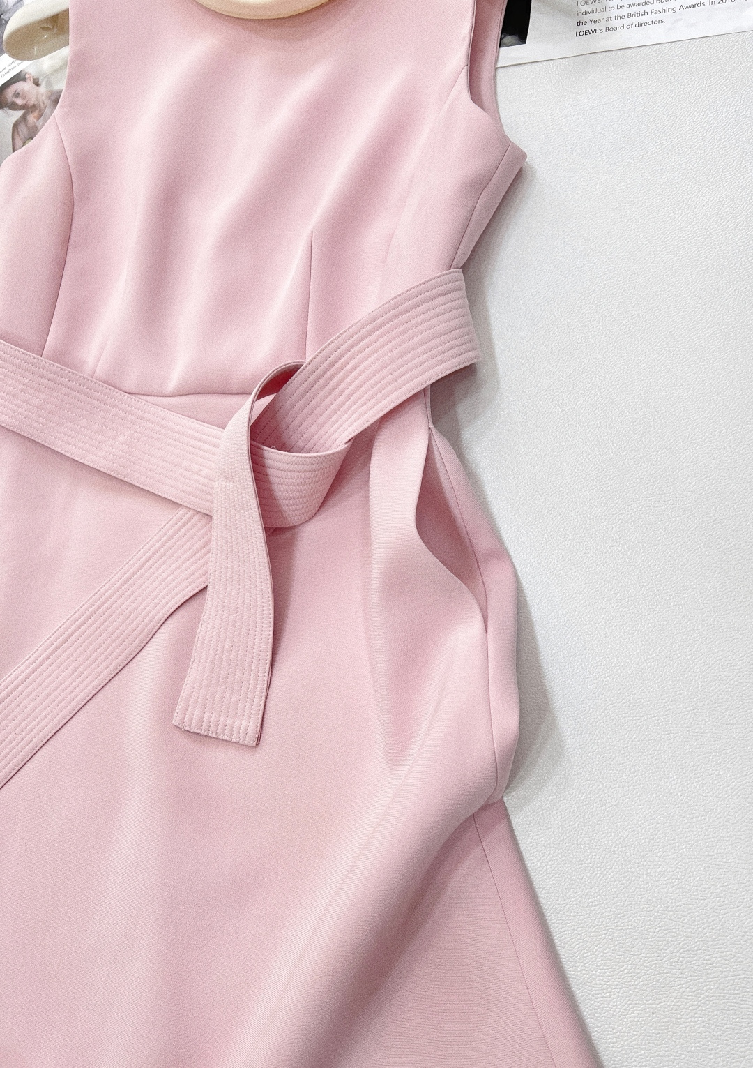 🆕CURIEL新款赫本小粉裙邂逅春日浪漫之约经典赫本系列，新春焕新樱花粉色,千金感拉满，这条裙子选用了樱