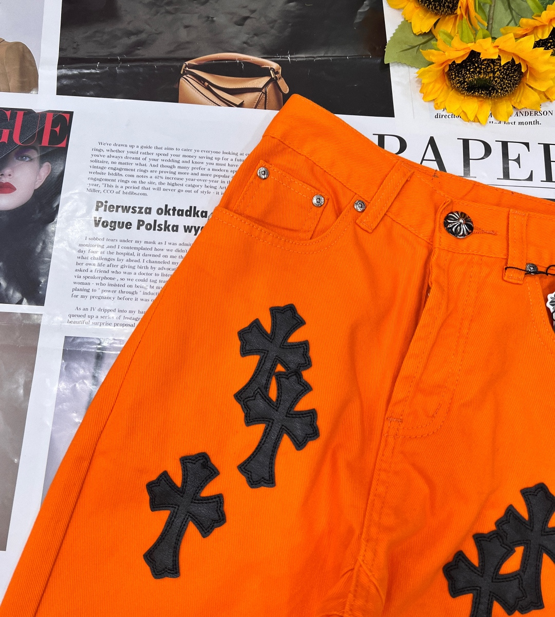 🆕Chrome Hearts CH克罗心毛边牛仔裤，是街头潮流与朋克精神的完美融合。这条橙红色牛仔裤，夺