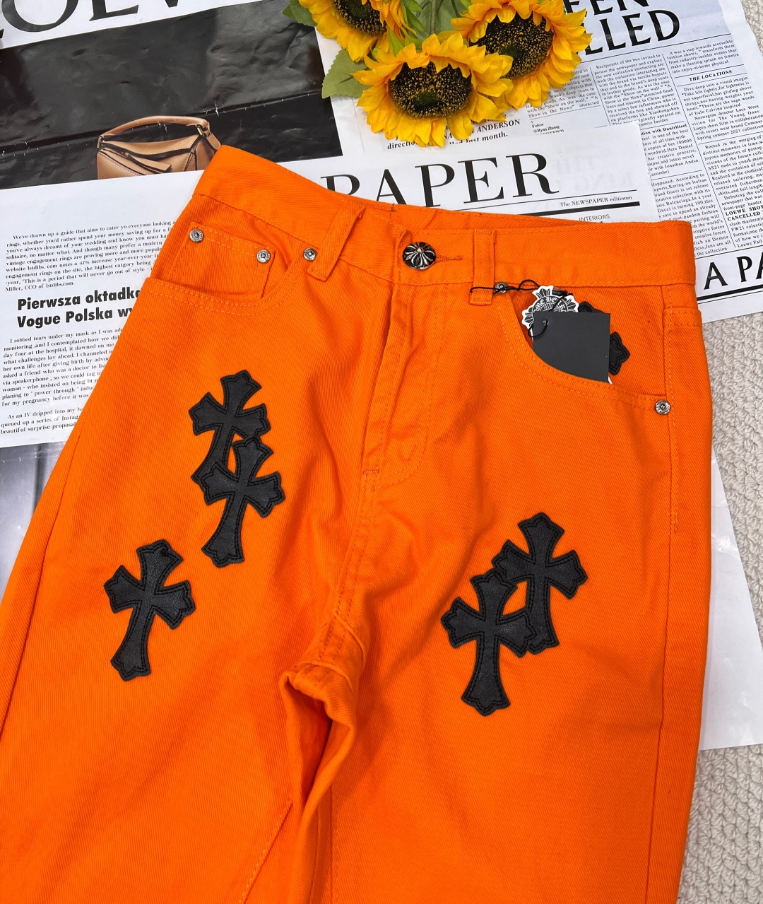 🆕Chrome Hearts CH克罗心毛边牛仔裤，是街头潮流与朋克精神的完美融合。这条橙红色牛仔裤，夺