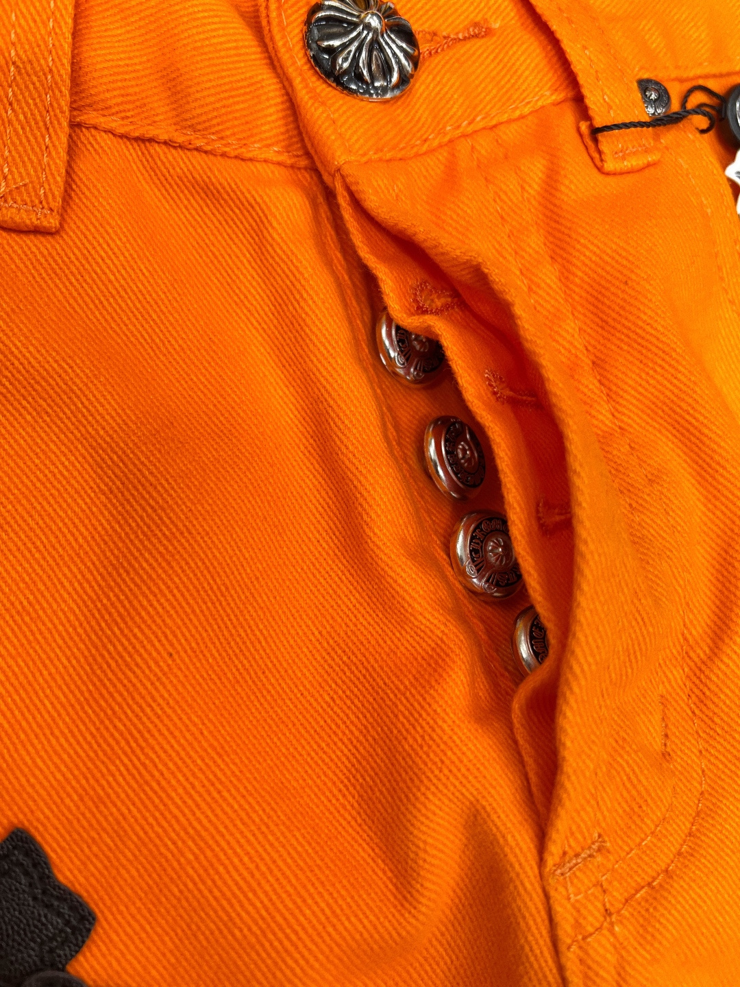 🆕Chrome Hearts CH克罗心毛边牛仔裤，是街头潮流与朋克精神的完美融合。这条橙红色牛仔裤，夺