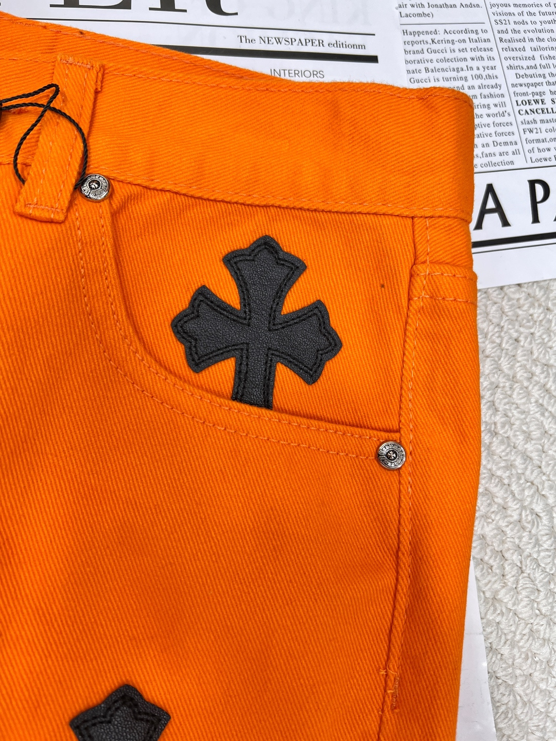 🆕Chrome Hearts CH克罗心毛边牛仔裤，是街头潮流与朋克精神的完美融合。这条橙红色牛仔裤，夺