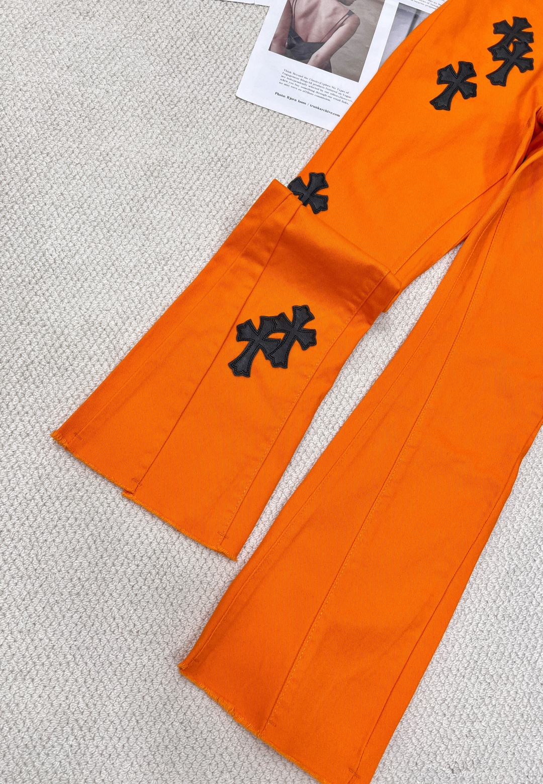 🆕Chrome Hearts CH克罗心毛边牛仔裤，是街头潮流与朋克精神的完美融合。这条橙红色牛仔裤，夺