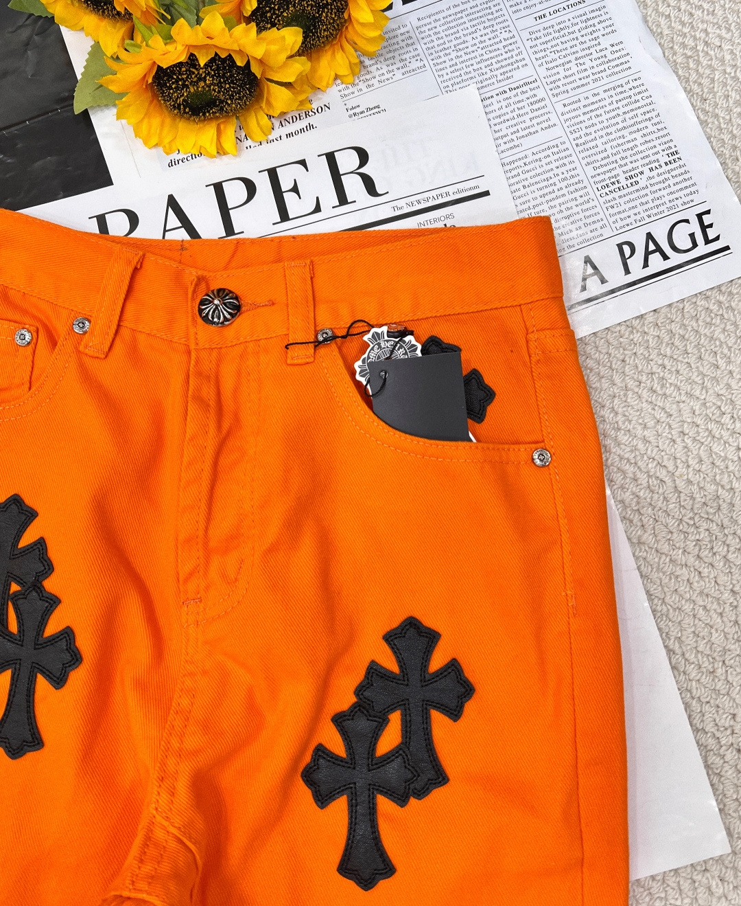 🆕Chrome Hearts CH克罗心毛边牛仔裤，是街头潮流与朋克精神的完美融合。这条橙红色牛仔裤，夺