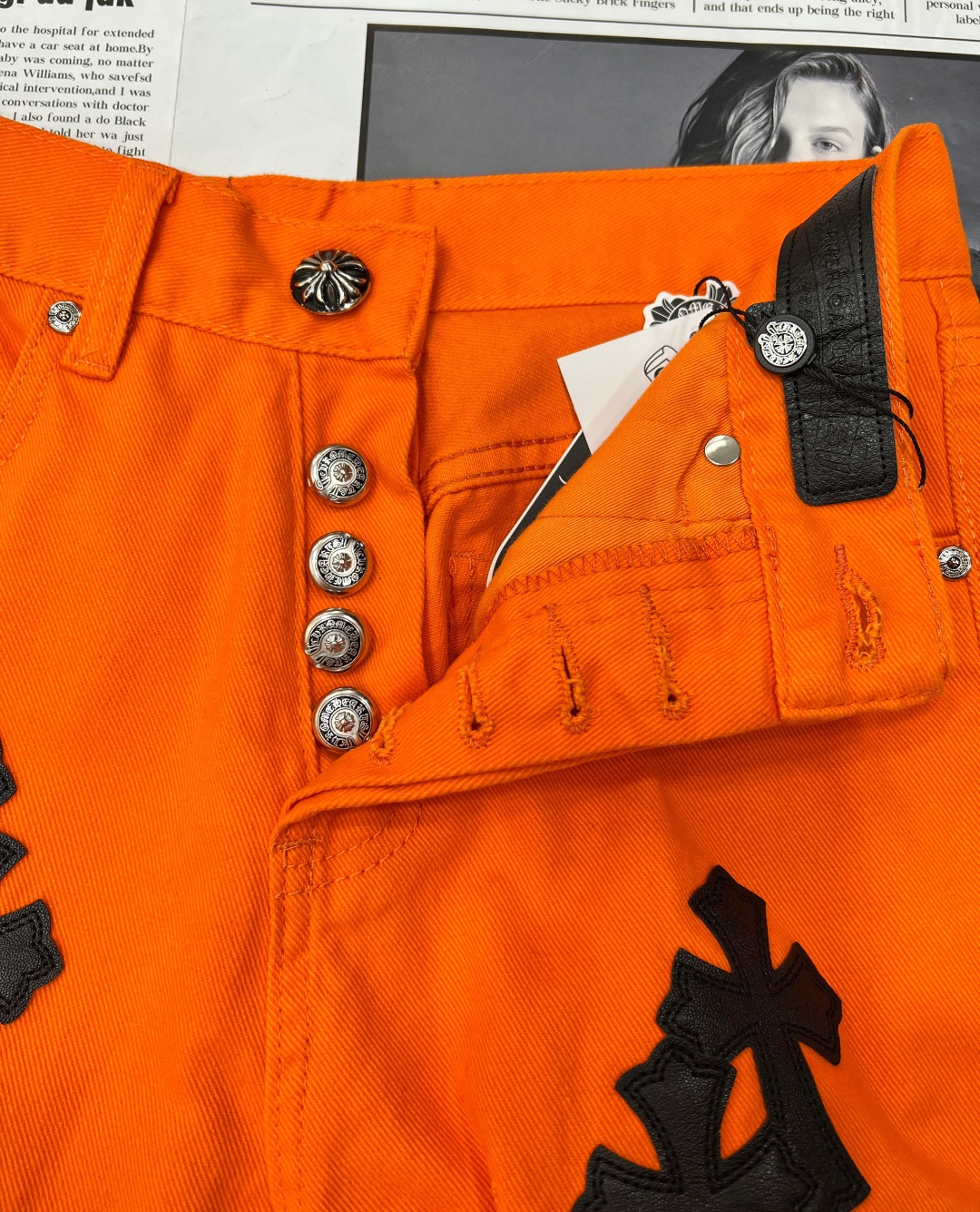 🆕Chrome Hearts CH克罗心毛边牛仔裤，是街头潮流与朋克精神的完美融合。这条橙红色牛仔裤，夺