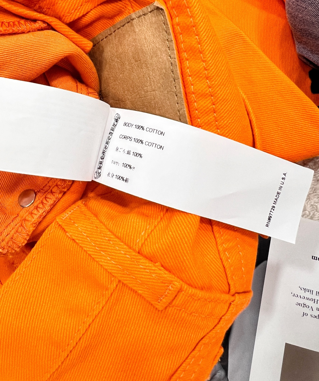 🆕Chrome Hearts CH克罗心毛边牛仔裤，是街头潮流与朋克精神的完美融合。这条橙红色牛仔裤，夺