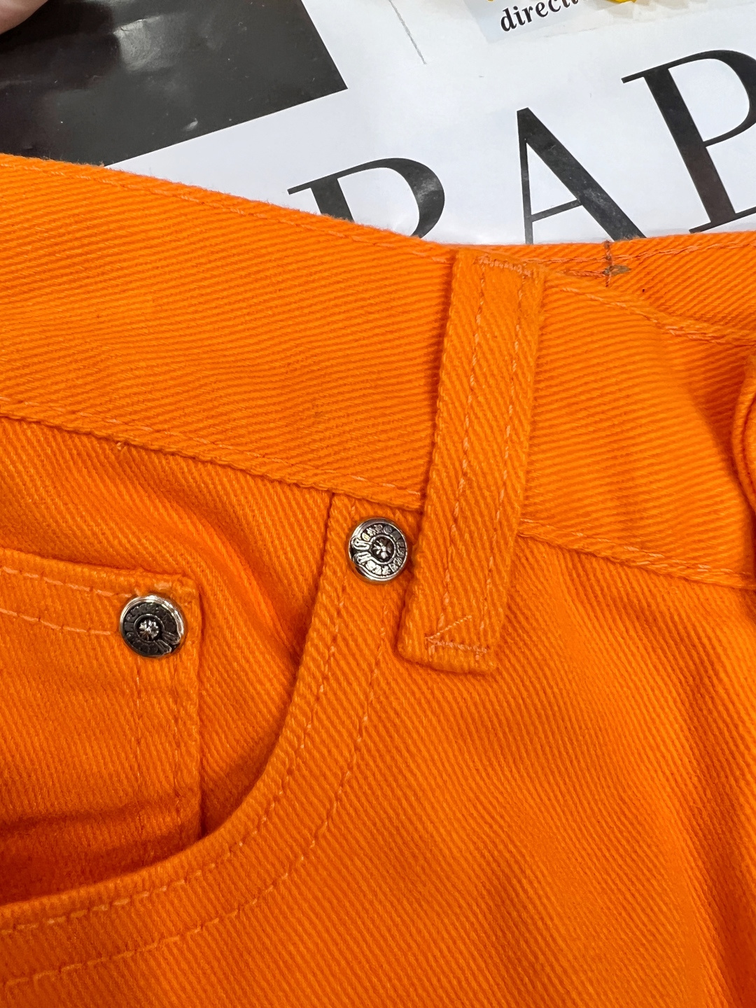 🆕Chrome Hearts CH克罗心毛边牛仔裤，是街头潮流与朋克精神的完美融合。这条橙红色牛仔裤，夺