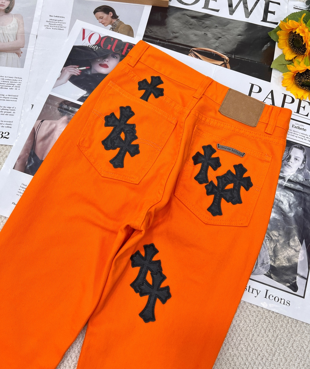 🆕Chrome Hearts CH克罗心毛边牛仔裤，是街头潮流与朋克精神的完美融合。这条橙红色牛仔裤，夺